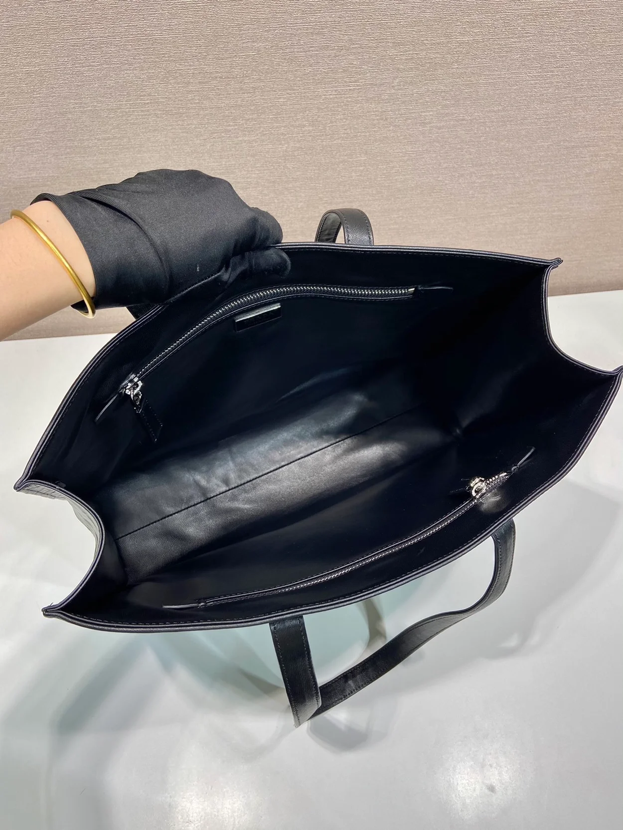 프라다 라지 엔틱 나파 토트백 블랙