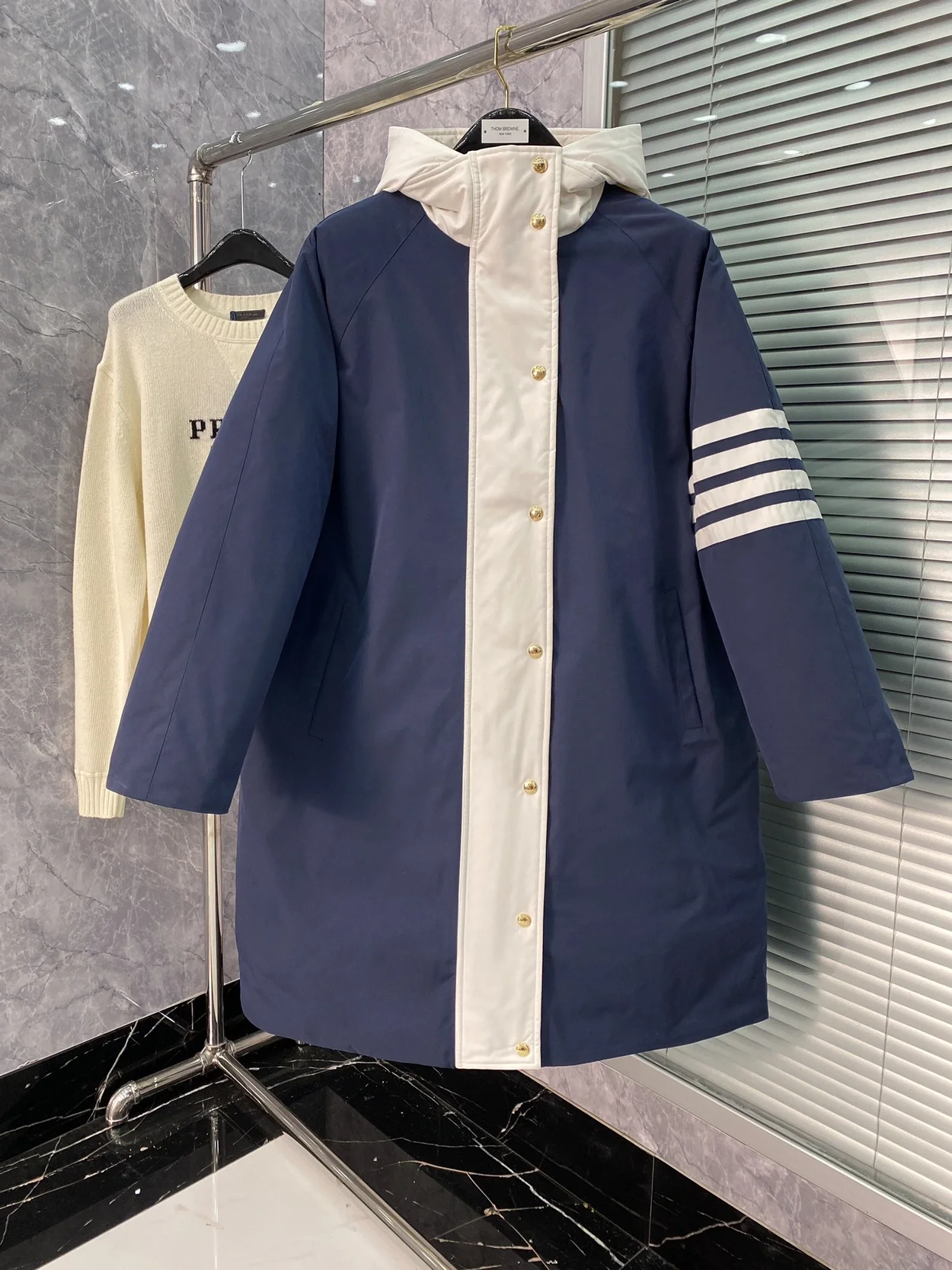 톰브라운 콘트라스트 4바 나일론 파카