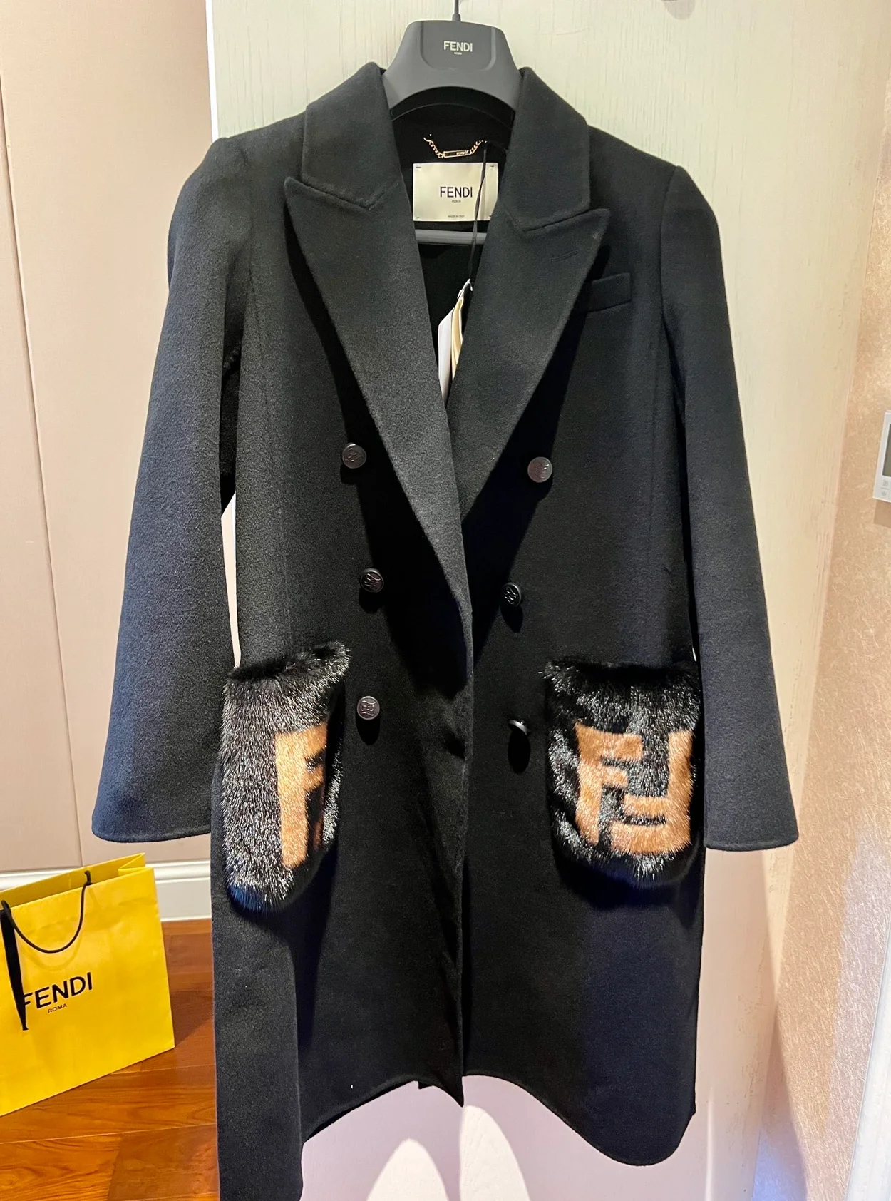 펜디 밍크 포켓 블랙 울 코트