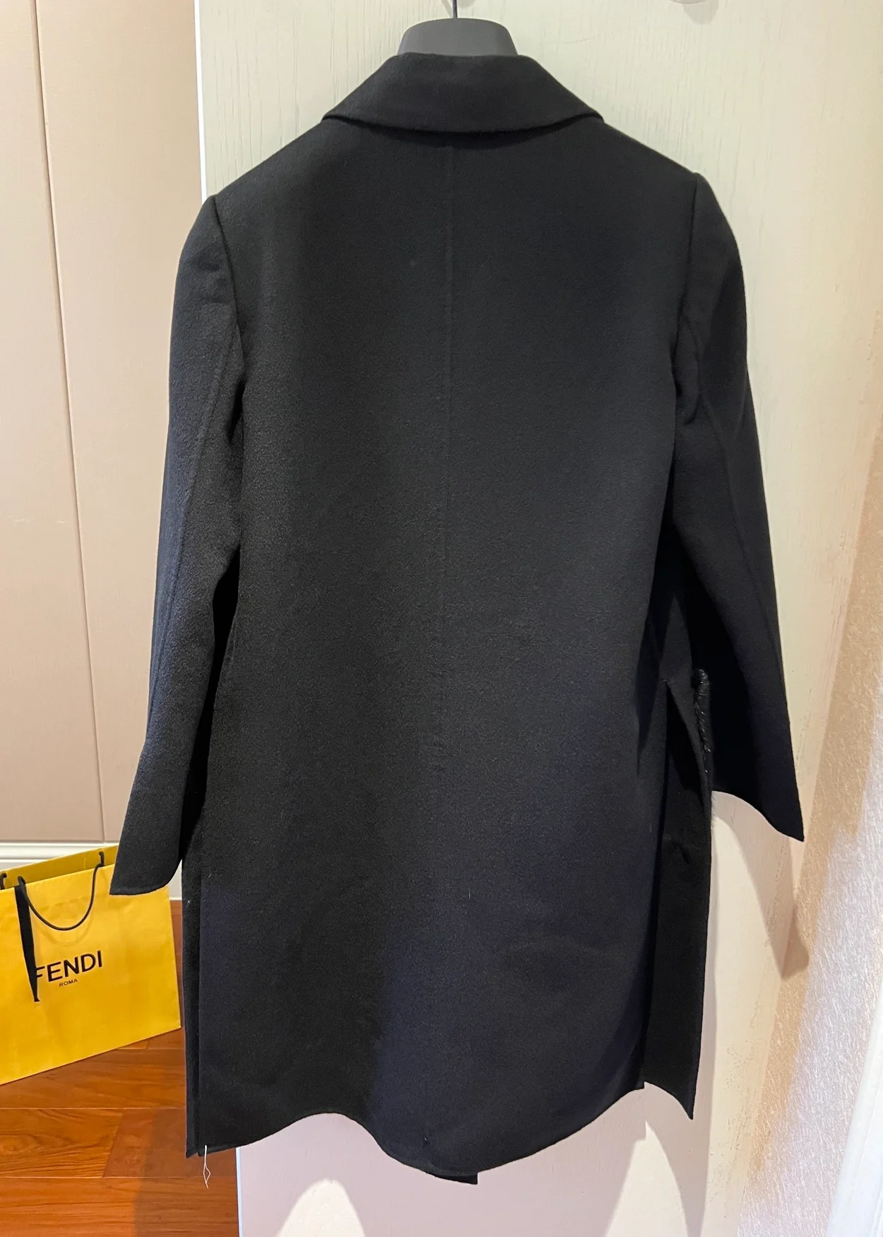 펜디 밍크 포켓 블랙 울 코트