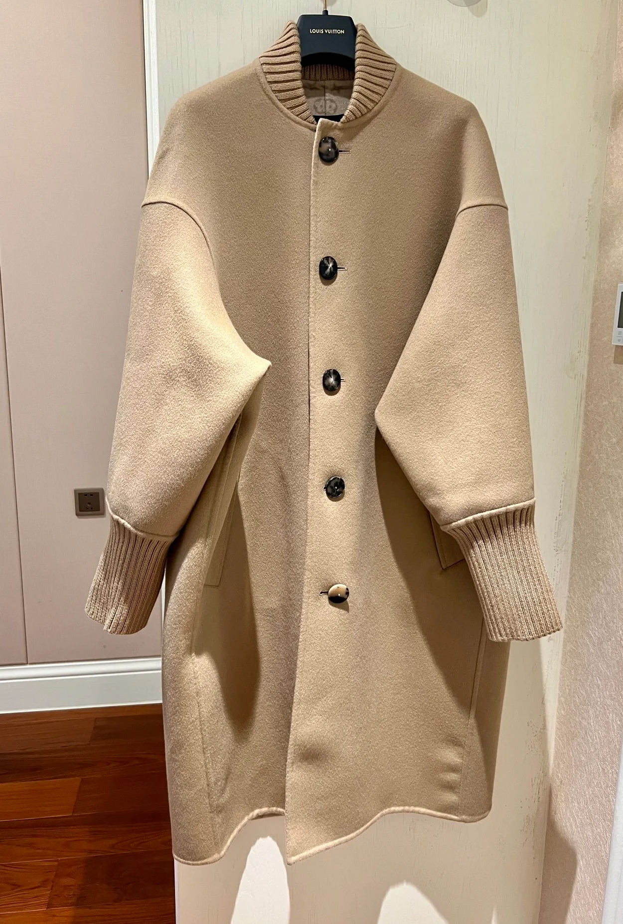 루이비통 슬러치 롱 봄버 코트 1AC1YW