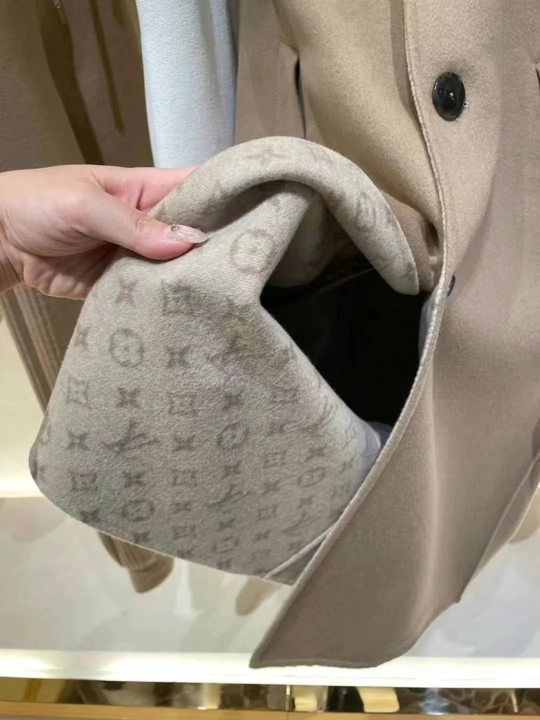 루이비통 슬러치 롱 봄버 코트 1AC1YW