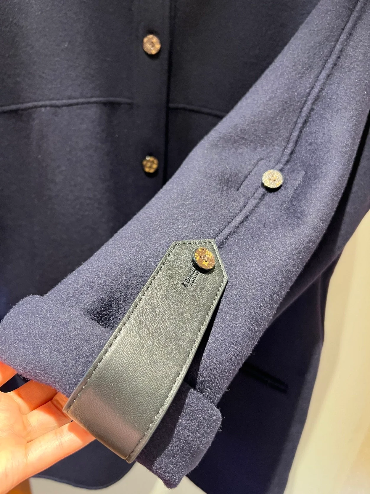 루이비통 박시 버튼 업 코트 1ABC9U