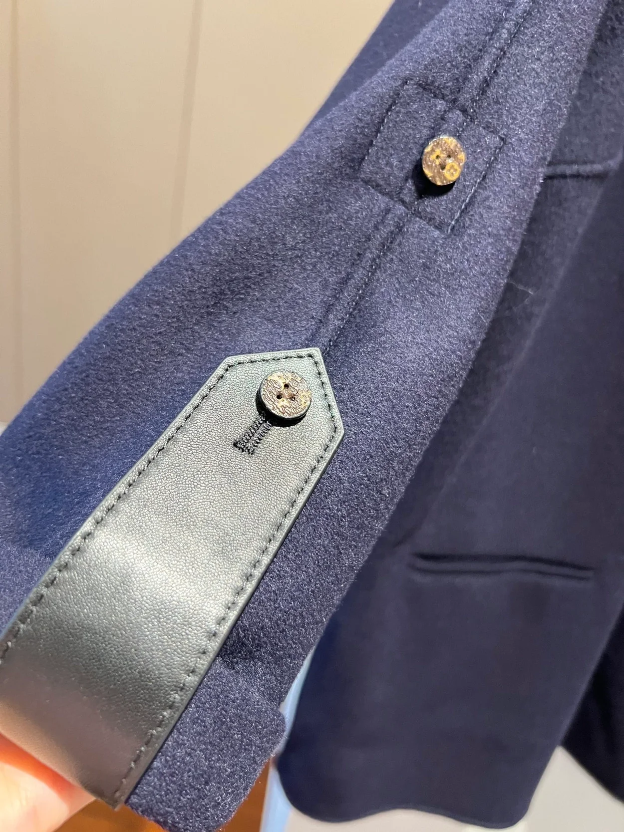 루이비통 박시 버튼 업 코트 1ABC9U