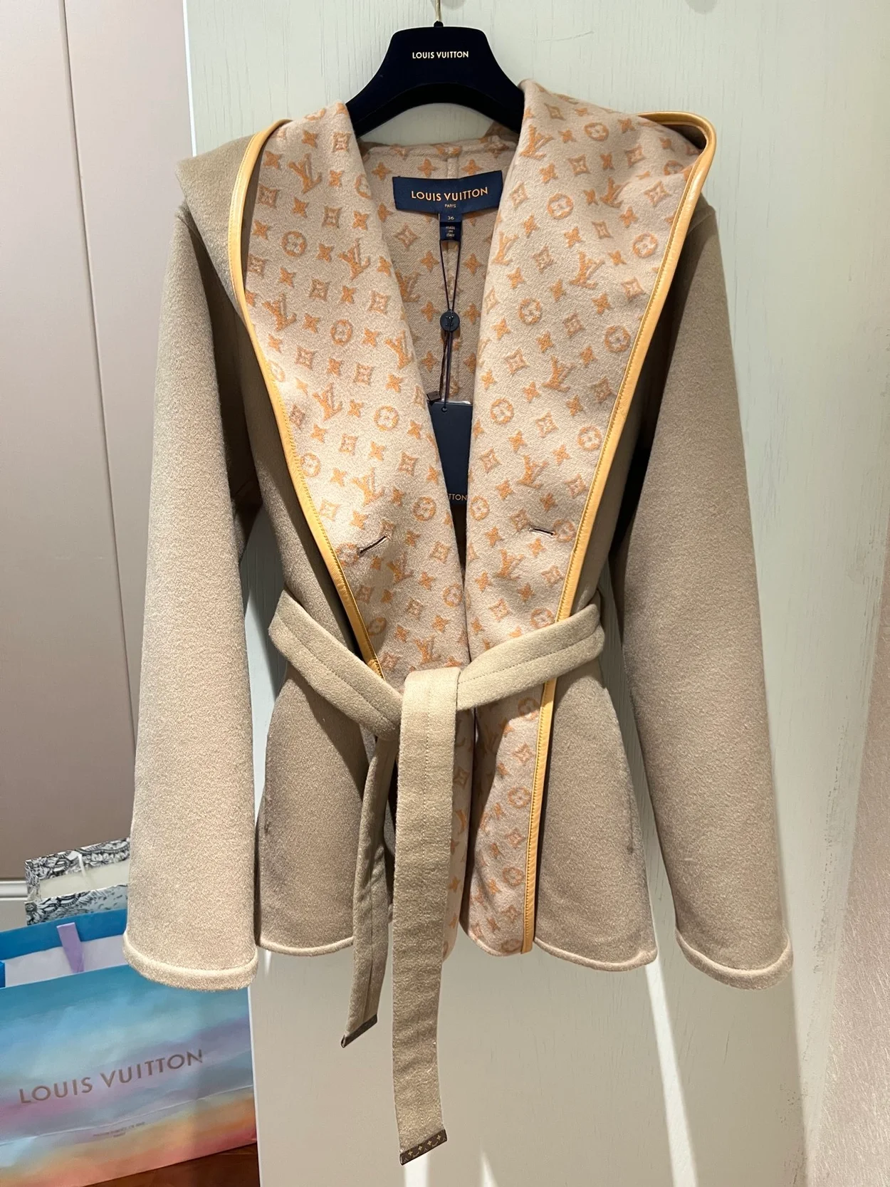 루이비통 3D 모노그램 더블 브레스티드 랩 코트 1ABT6U