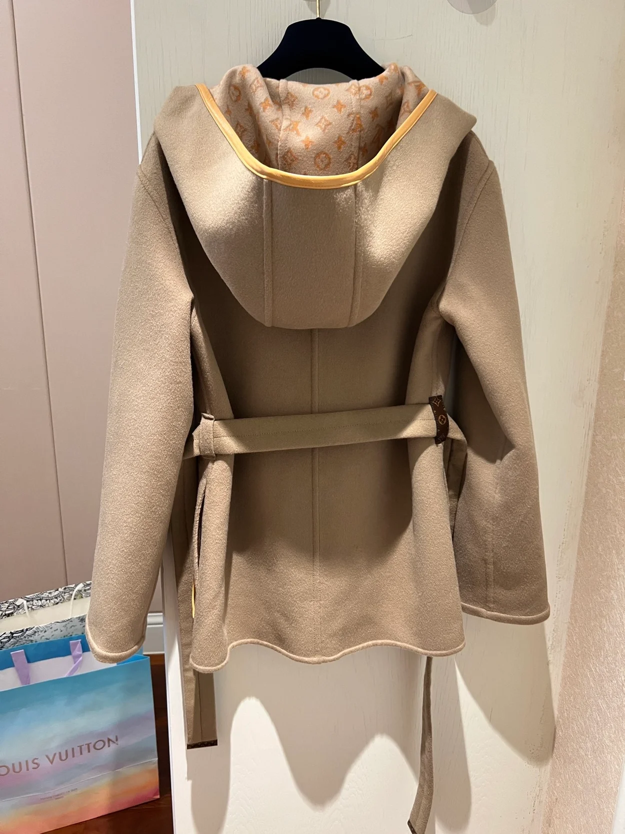 루이비통 3D 모노그램 더블 브레스티드 랩 코트 1ABT6U