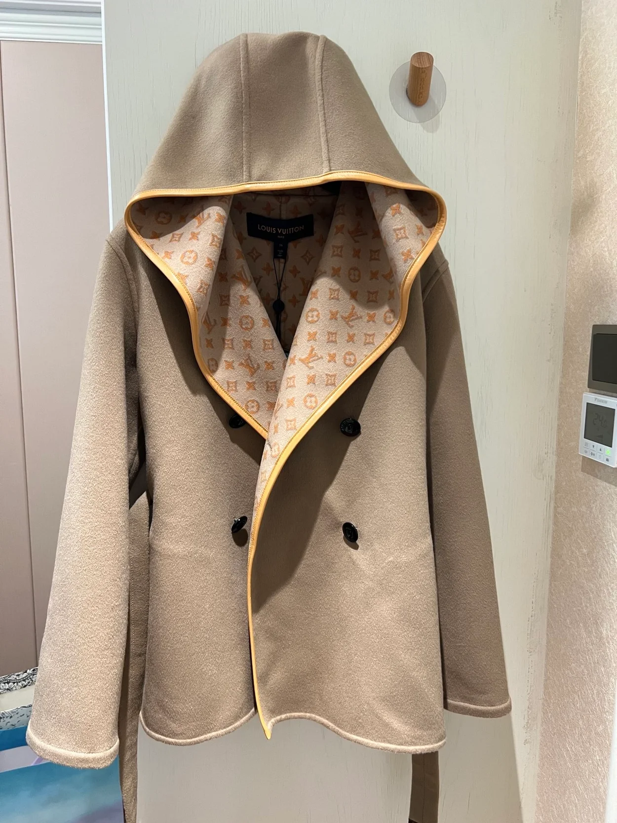 루이비통 3D 모노그램 더블 브레스티드 랩 코트 1ABT6U