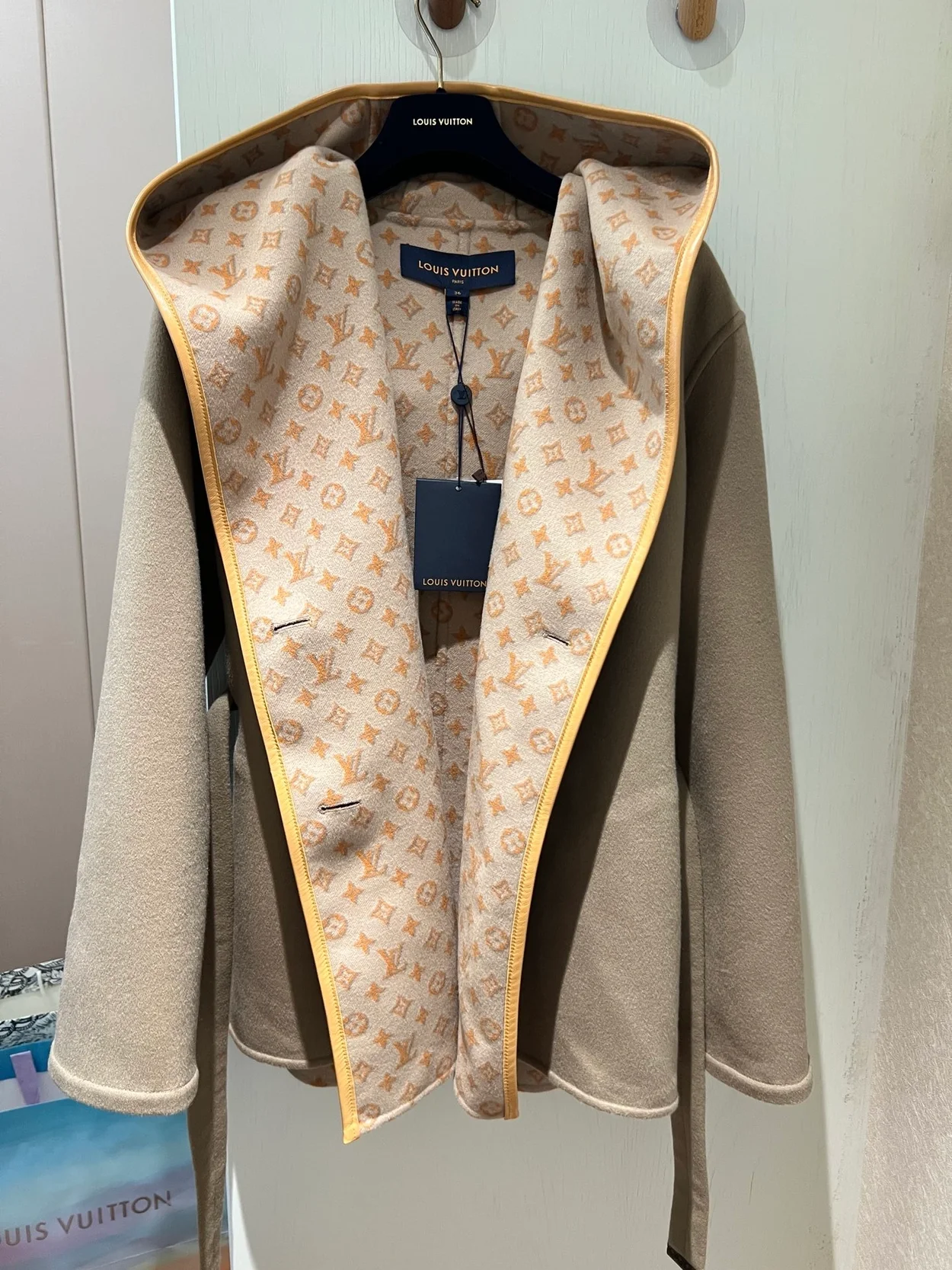 루이비통 3D 모노그램 더블 브레스티드 랩 코트 1ABT6U