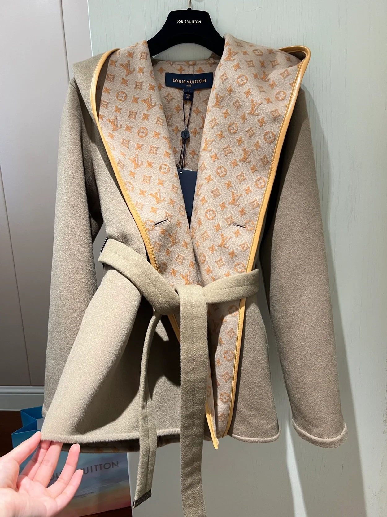 루이비통 3D 모노그램 더블 브레스티드 랩 코트 1ABT6U