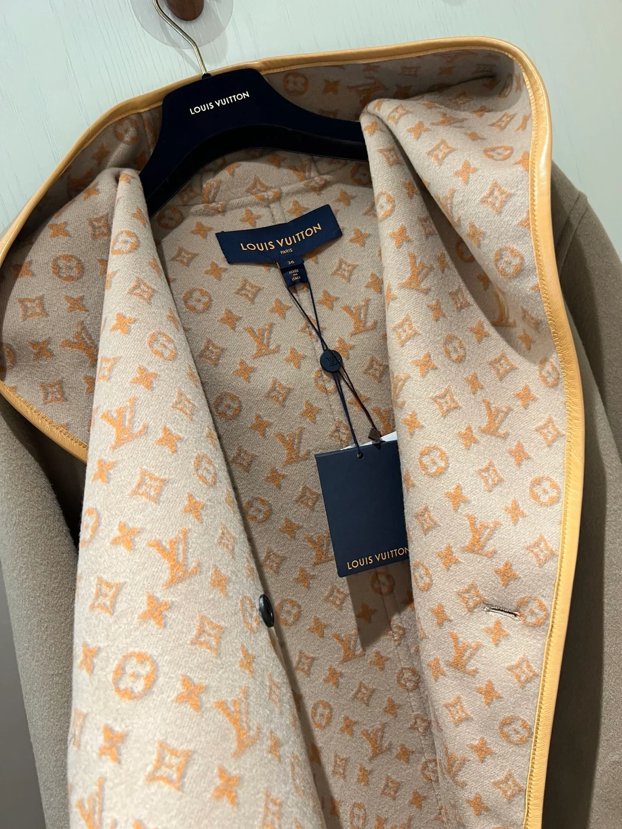 루이비통 3D 모노그램 더블 브레스티드 랩 코트 1ABT6U