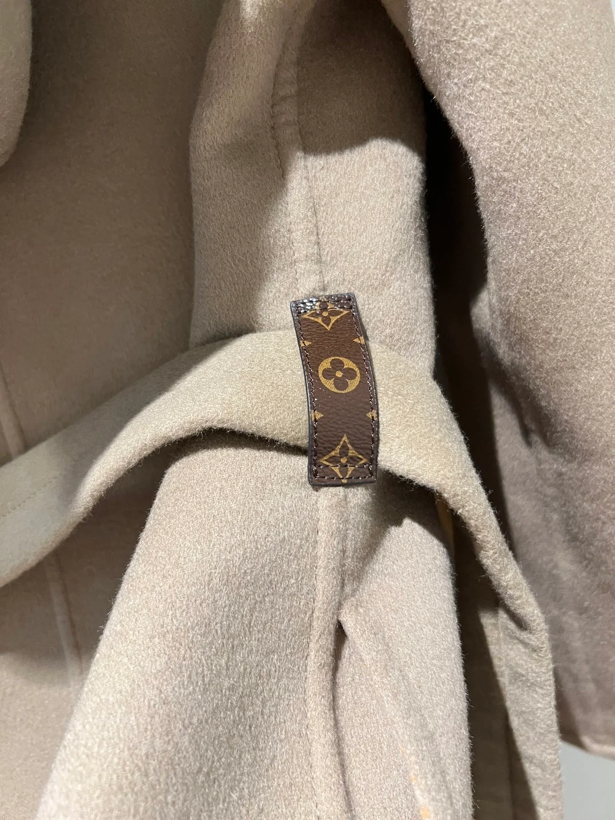 루이비통 3D 모노그램 더블 브레스티드 랩 코트 1ABT6U