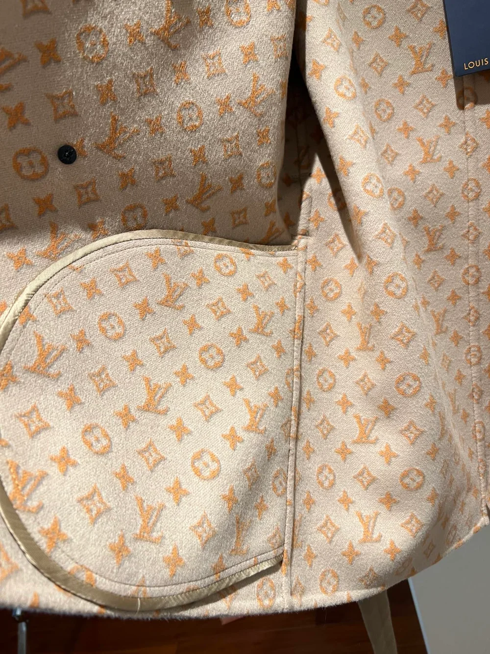 루이비통 3D 모노그램 더블 브레스티드 랩 코트 1ABT6U