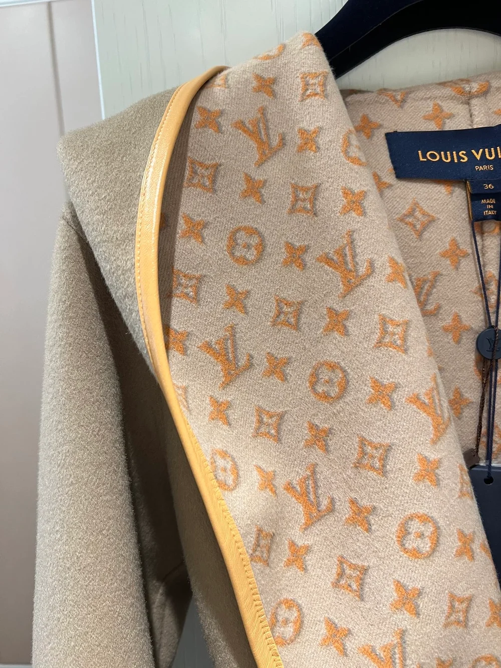 루이비통 3D 모노그램 더블 브레스티드 랩 코트 1ABT6U