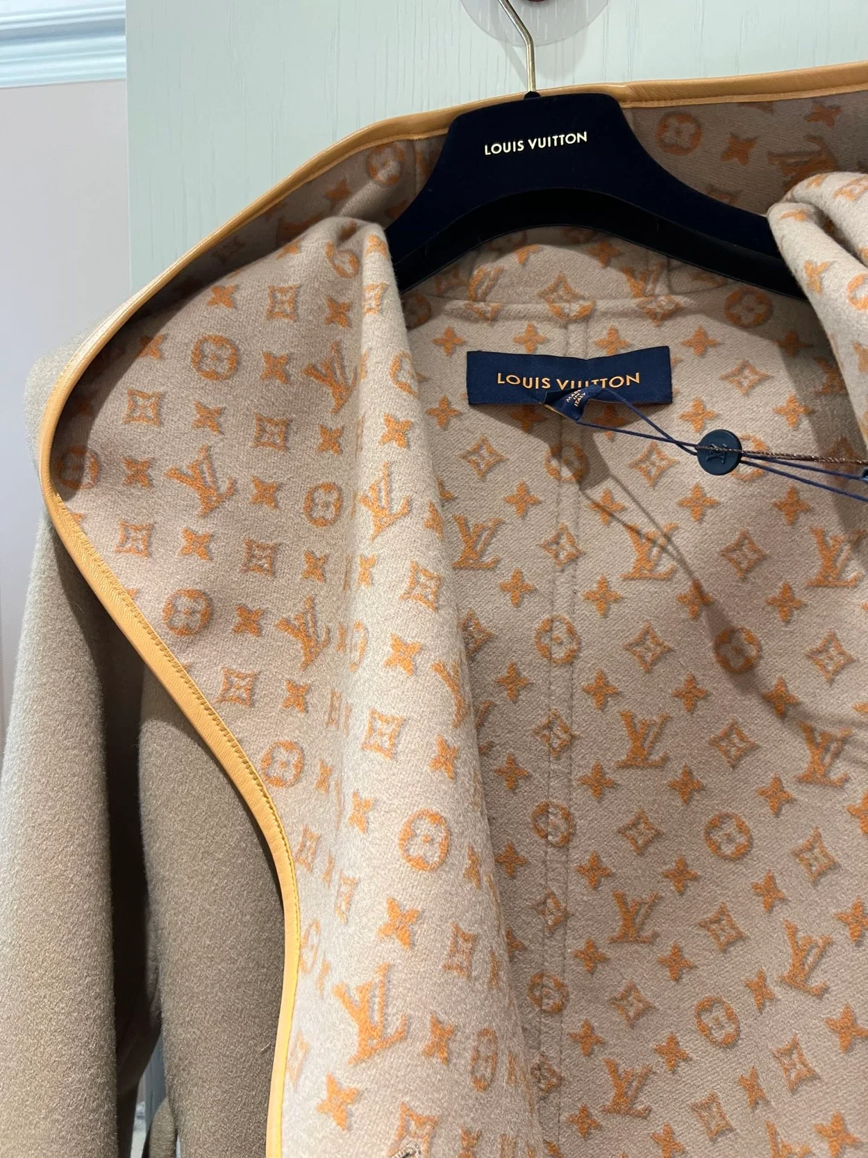 루이비통 3D 모노그램 더블 브레스티드 랩 코트 1ABT6U