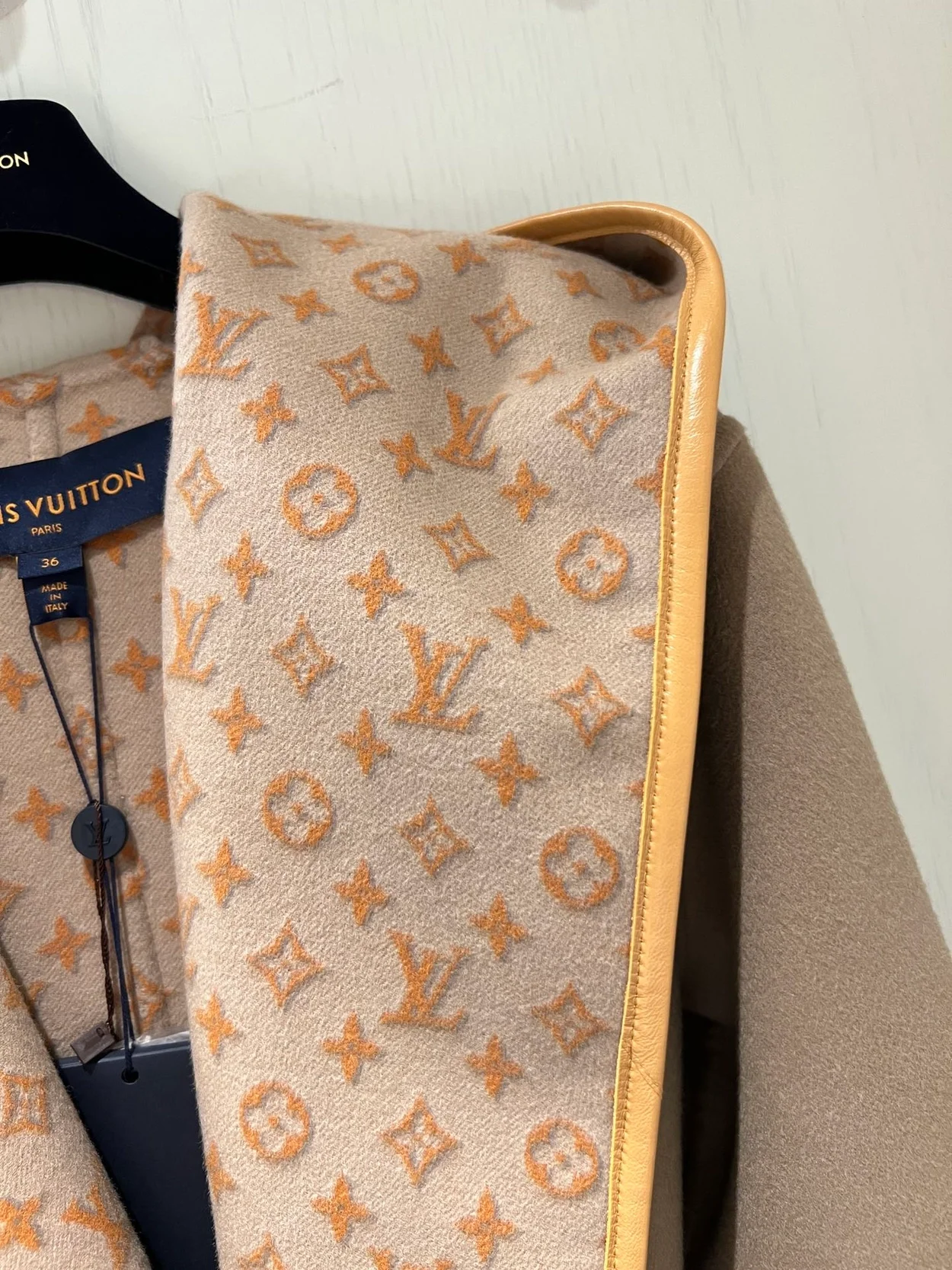 루이비통 3D 모노그램 더블 브레스티드 랩 코트 1ABT6U