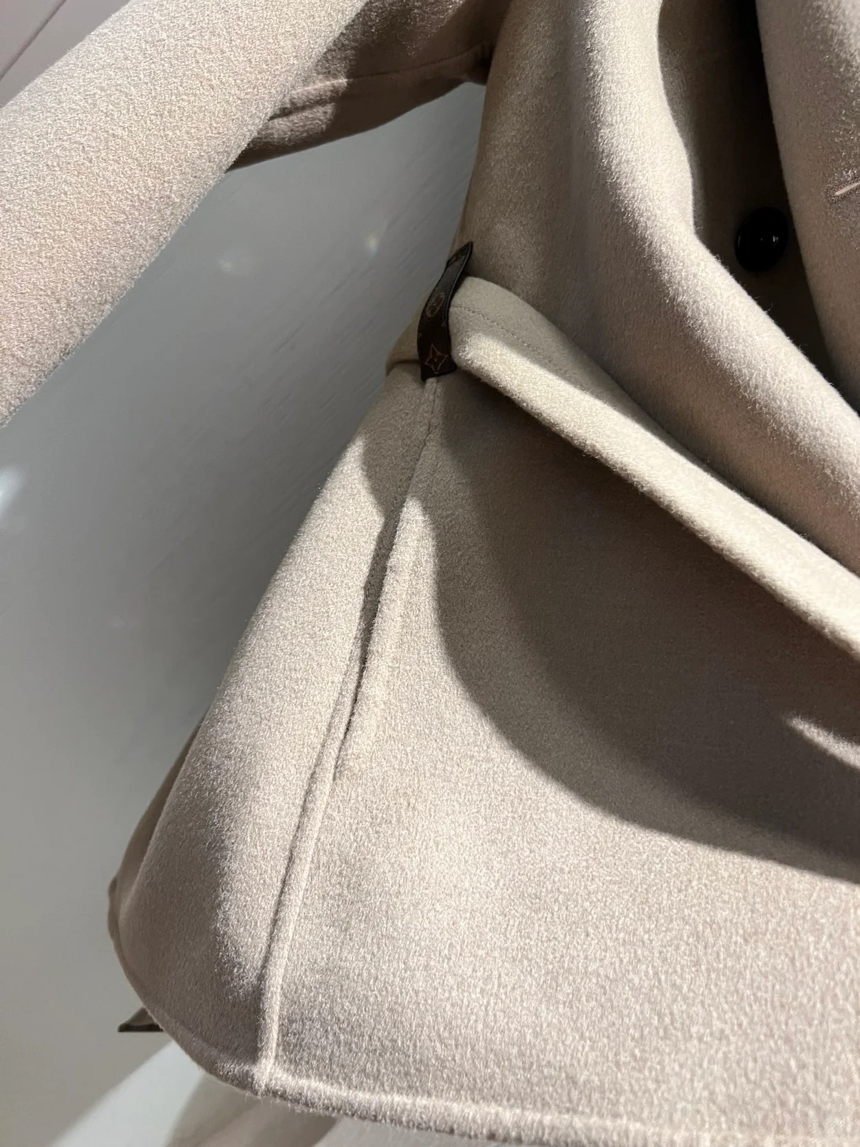 루이비통 3D 모노그램 더블 브레스티드 랩 코트 1ABT6U