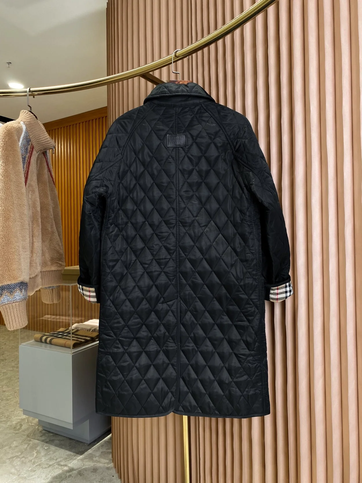 버버리 타이팅 다이아몬드 퀄팅 코트