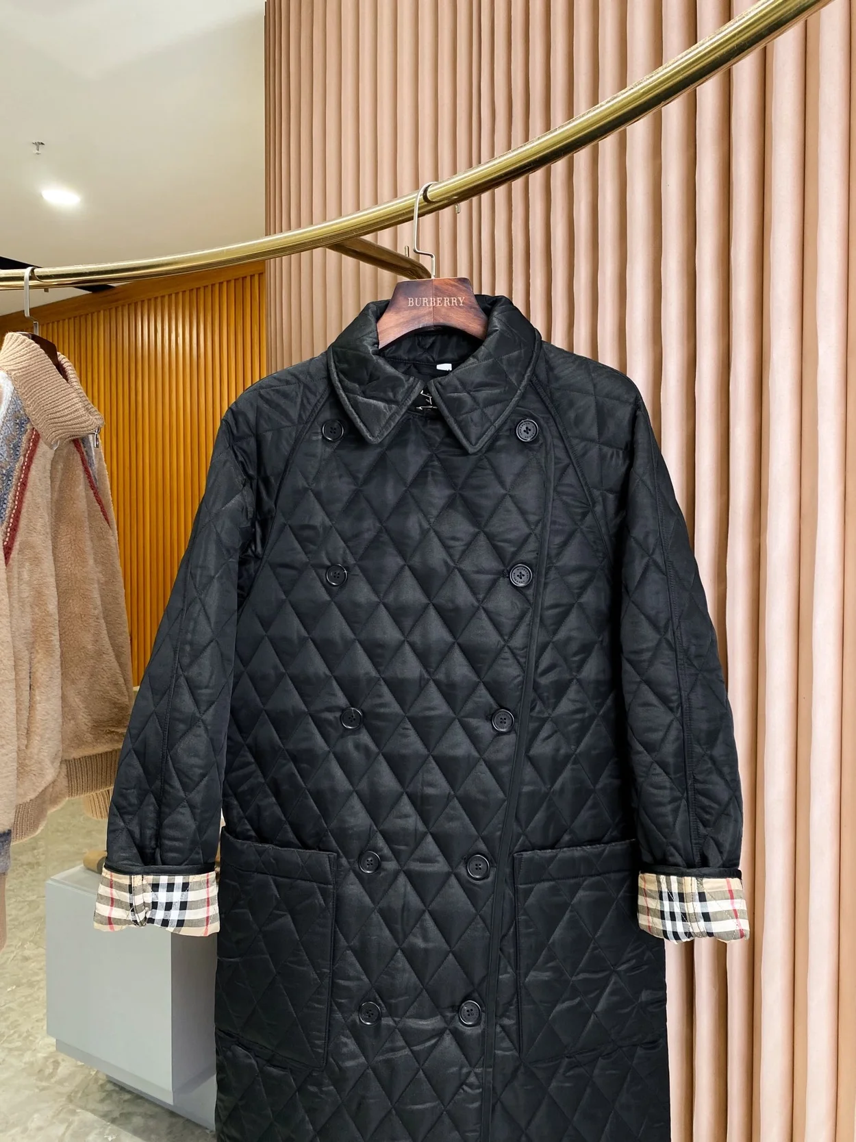 버버리 타이팅 다이아몬드 퀄팅 코트