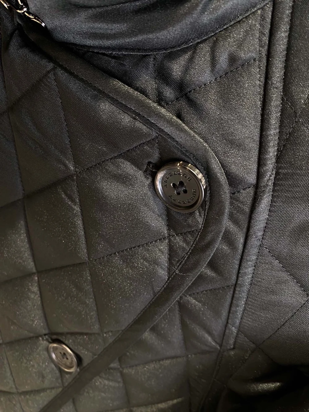 버버리 타이팅 다이아몬드 퀄팅 코트