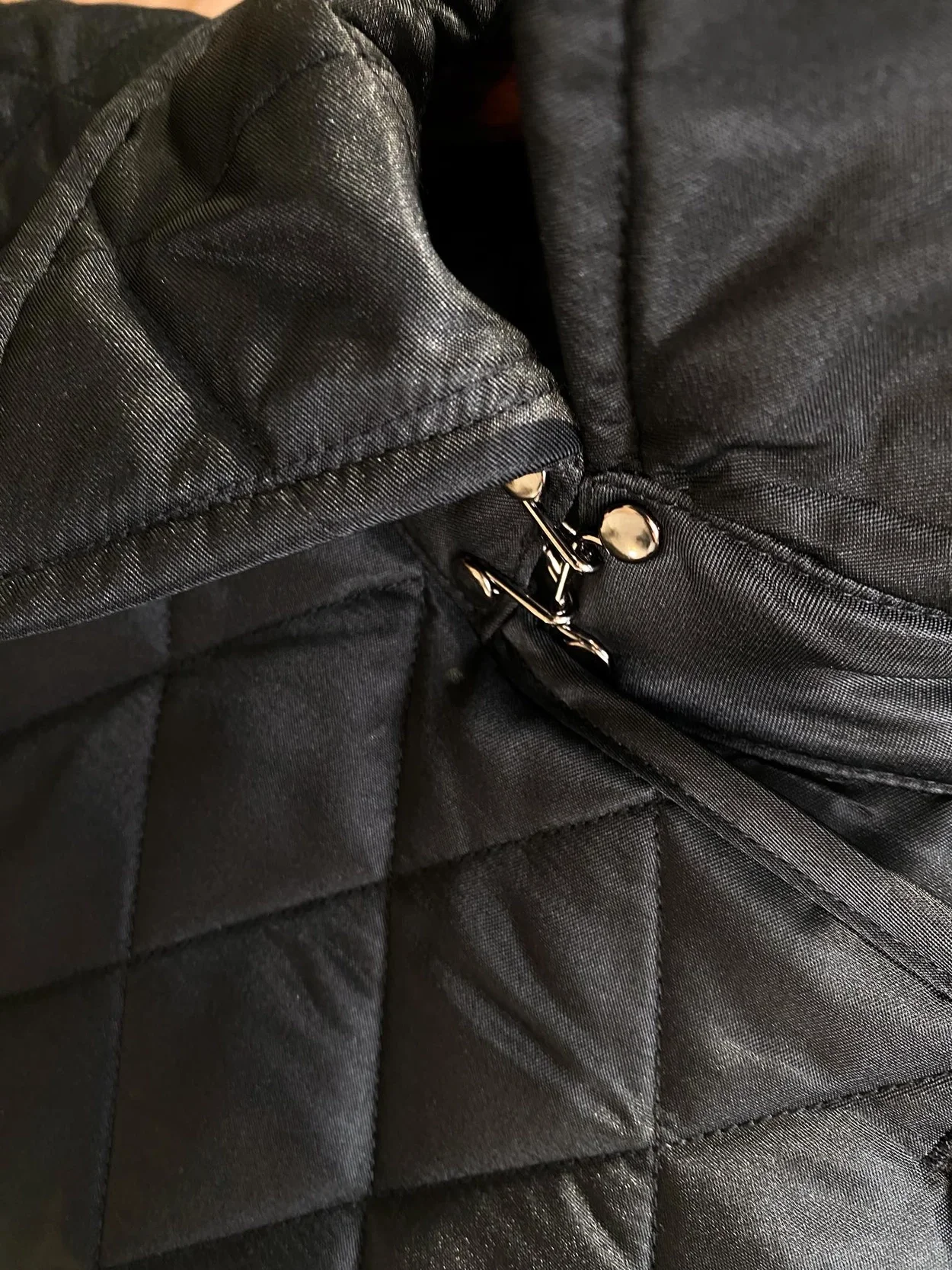 버버리 타이팅 다이아몬드 퀄팅 코트