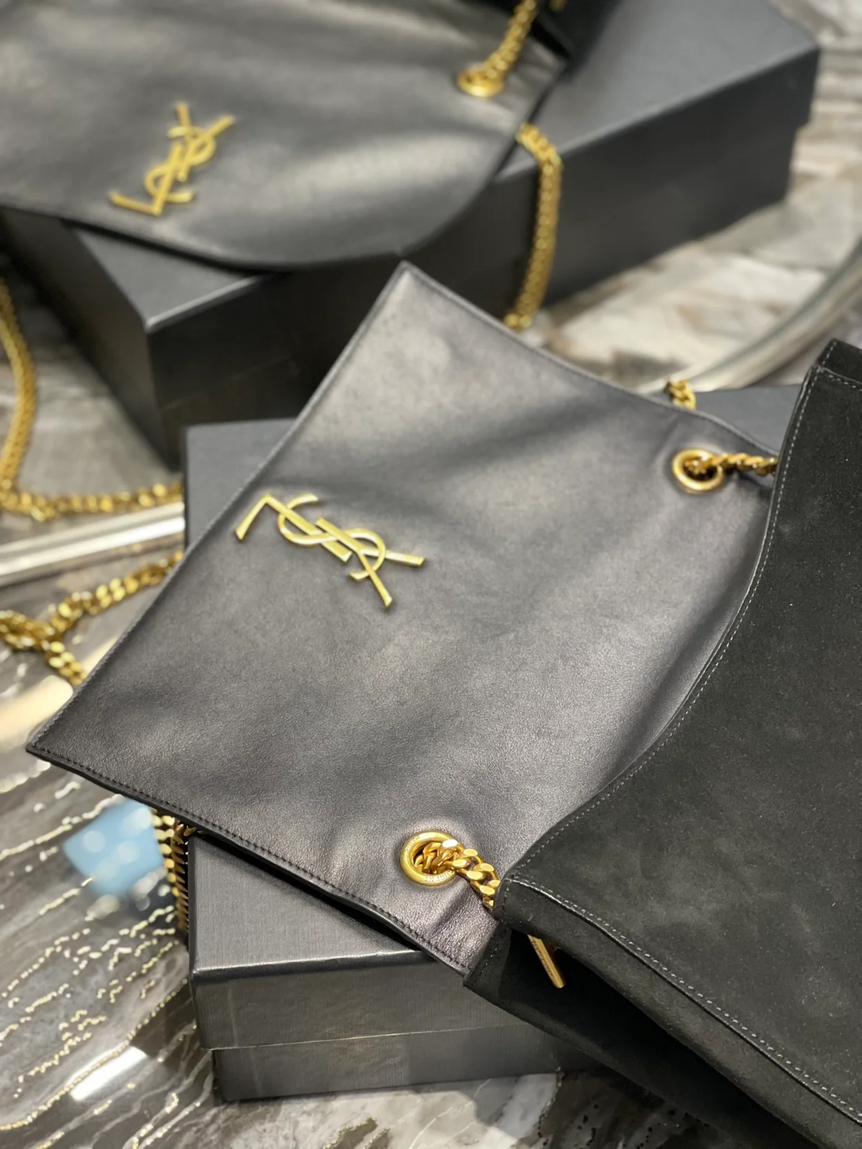 생로랑 미디움 스웨이드 리버서블 양면 케이트 백 블랙