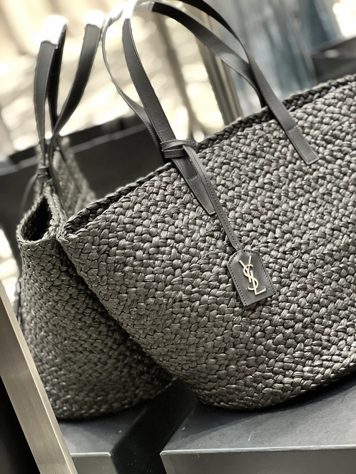 생로랑 파니에 미디엄 라피아 바스켓 백 블랙