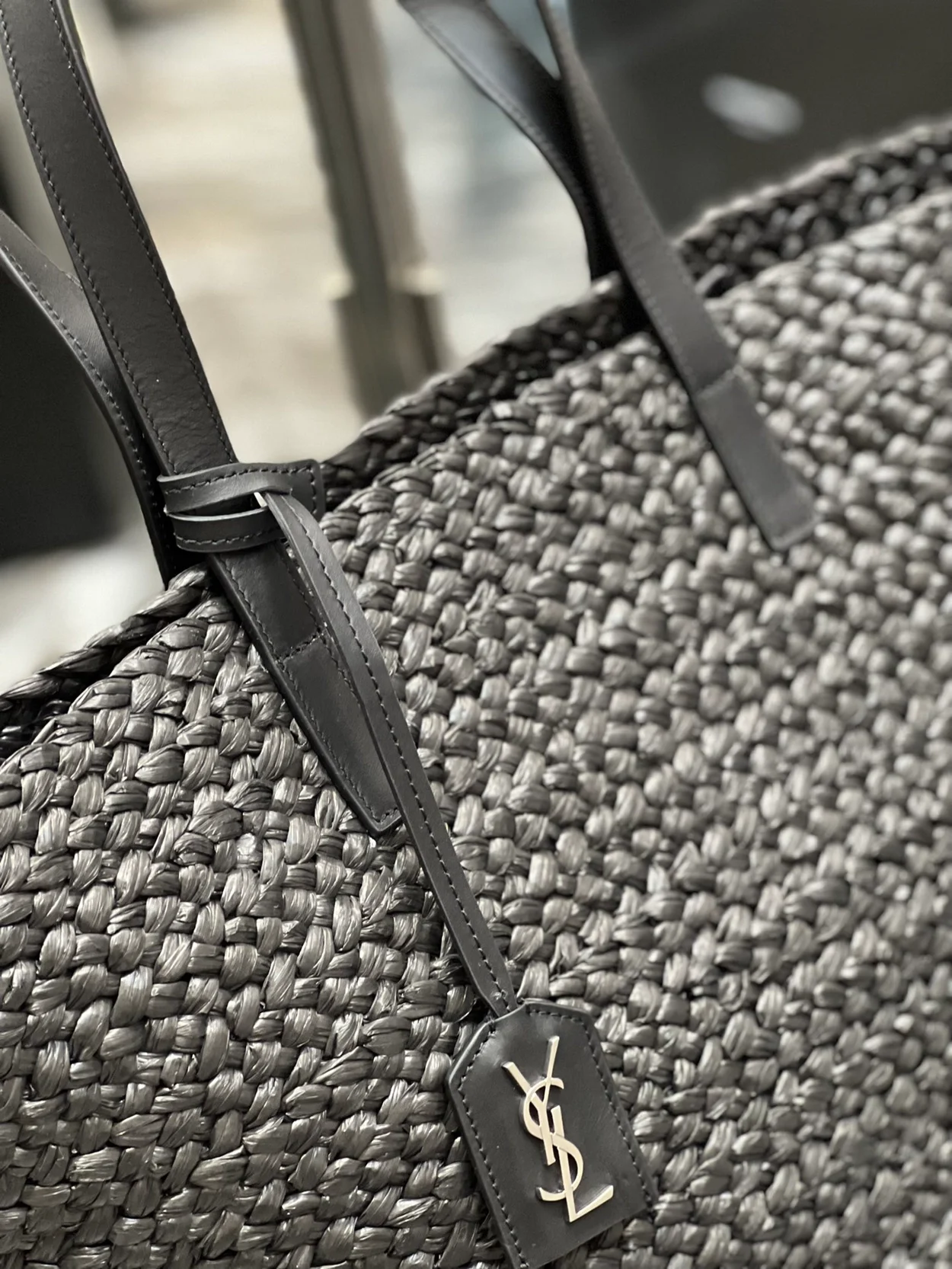 생로랑 파니에 미디엄 라피아 바스켓 백 블랙