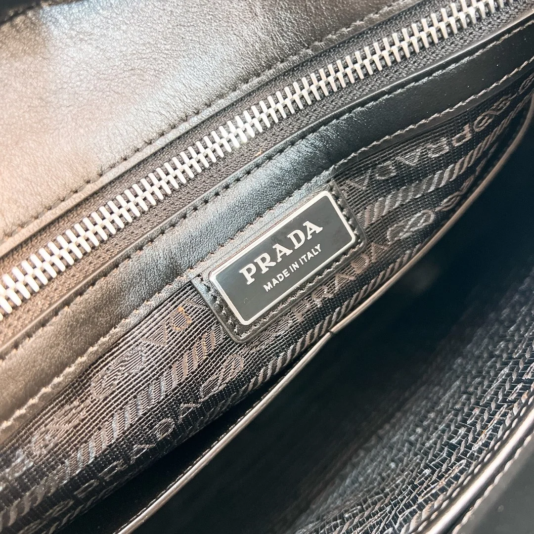 프라다 사피아노 레더 토트백