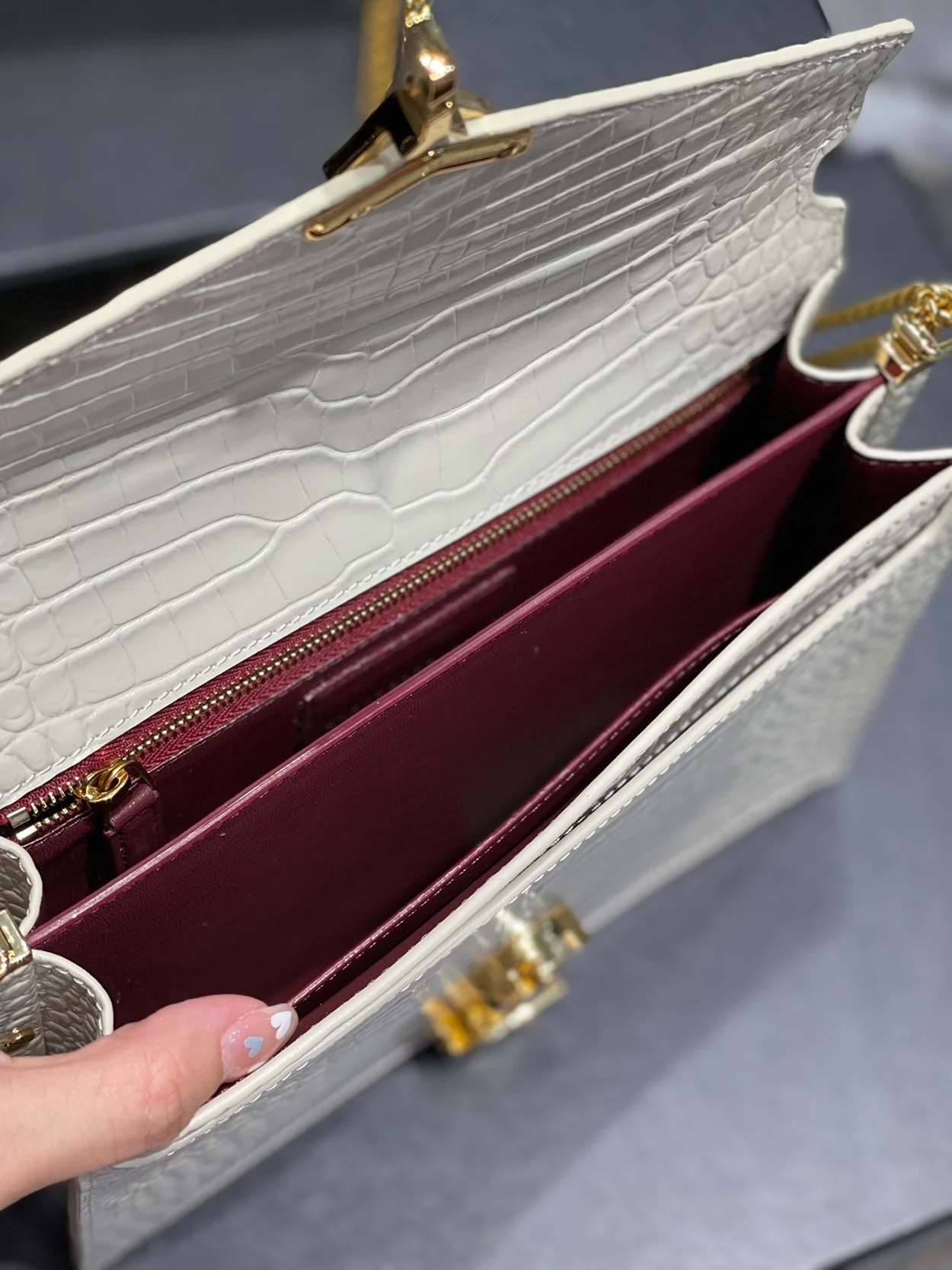 생로랑 크로커다일 카산드라 클래스프 백 화이트