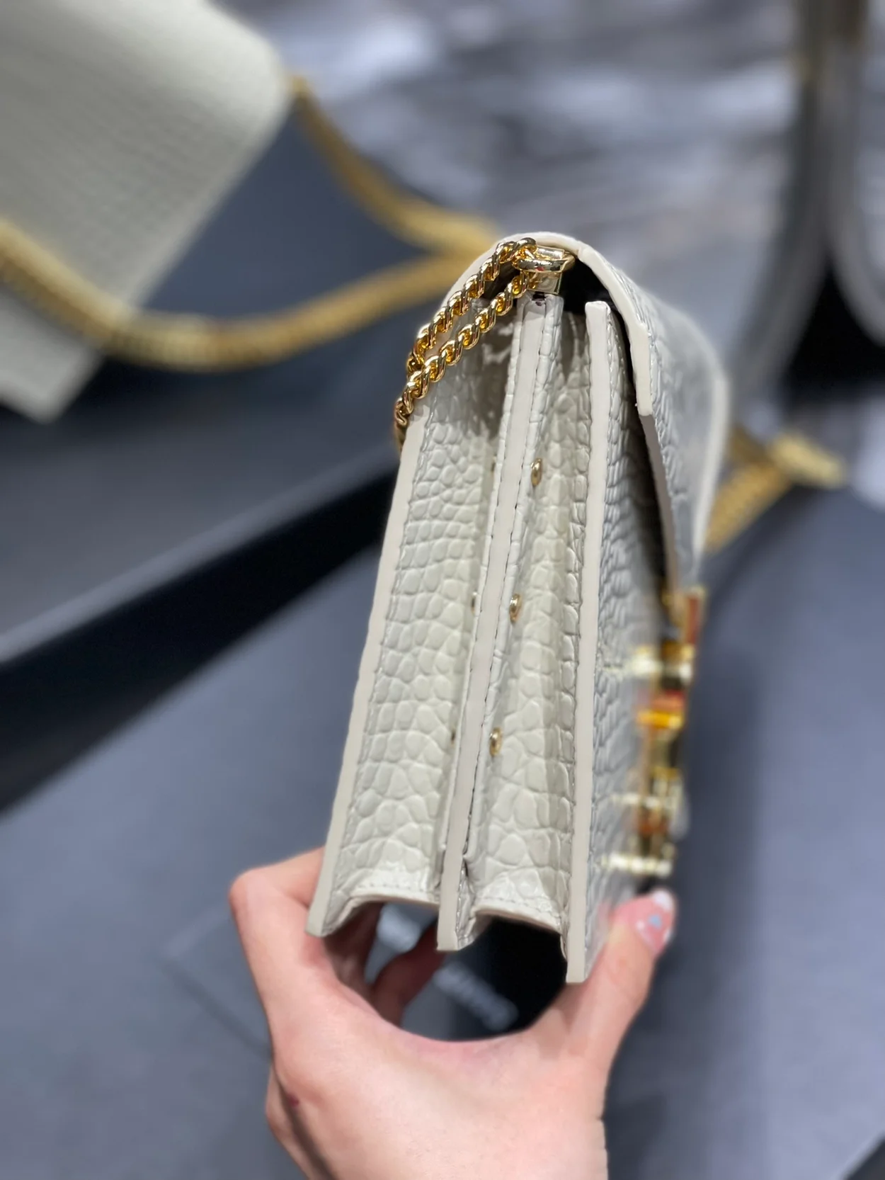 생로랑 크로커다일 카산드라 클래스프 백 화이트