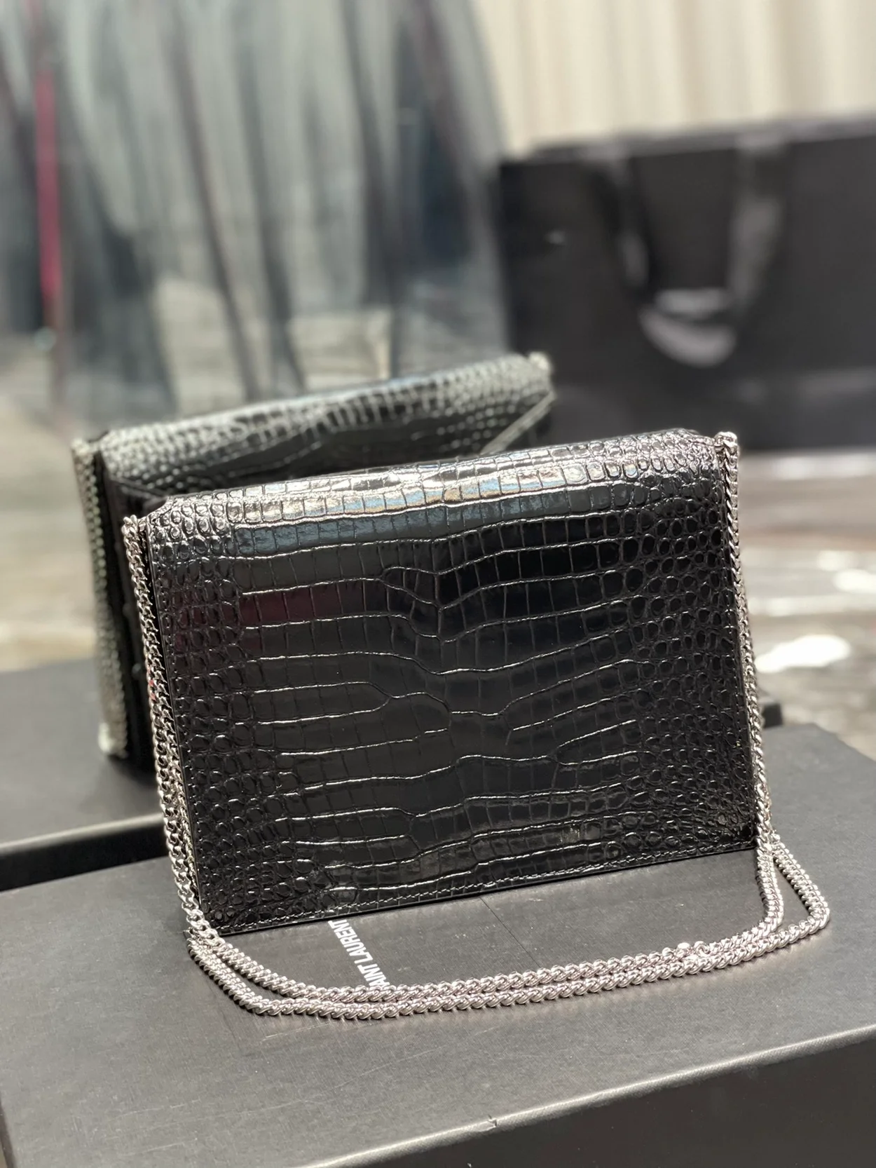 생로랑 크로커다일 카산드라 클래스프 백 블랙 실버