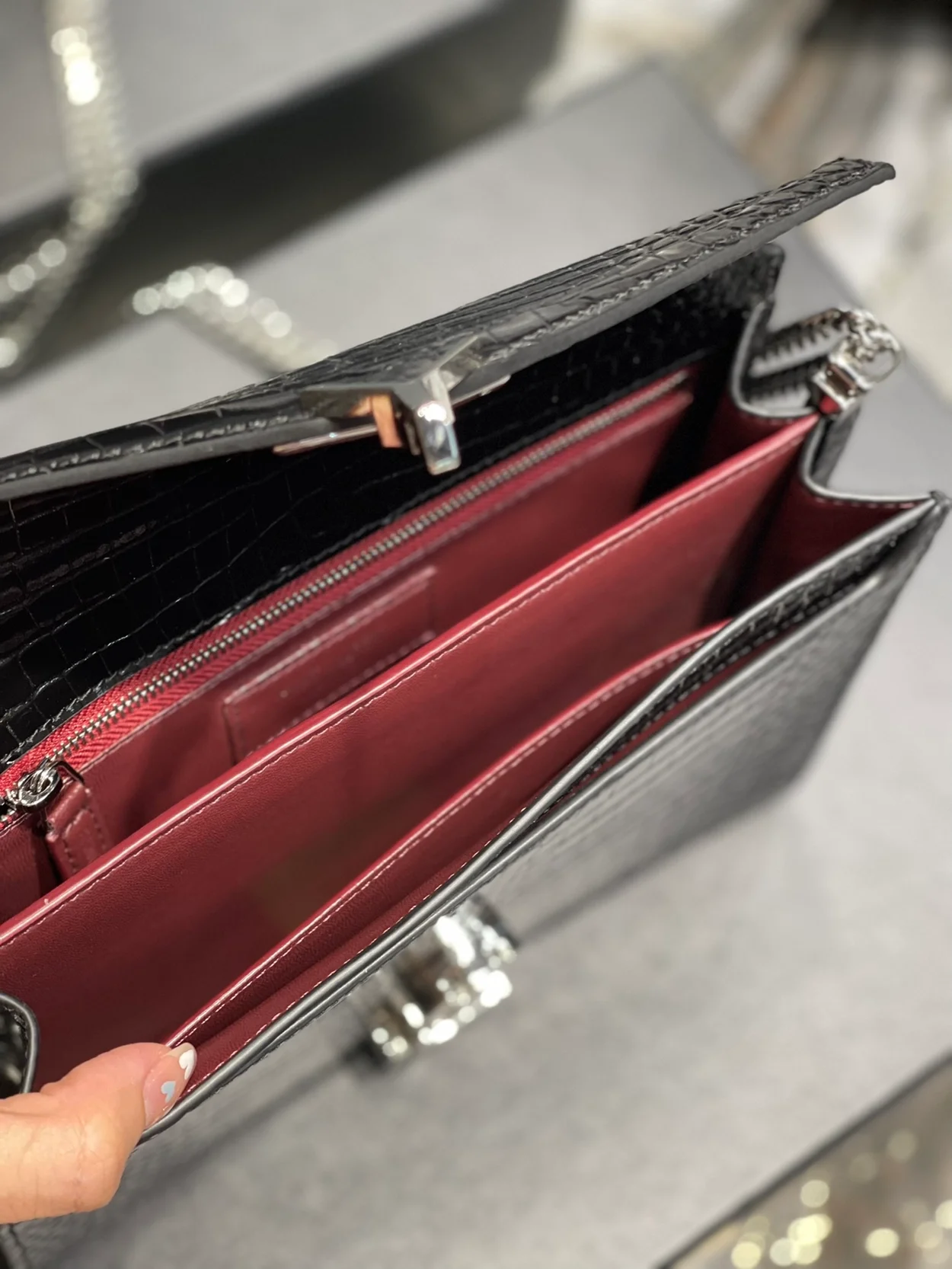 생로랑 크로커다일 카산드라 클래스프 백 블랙 실버