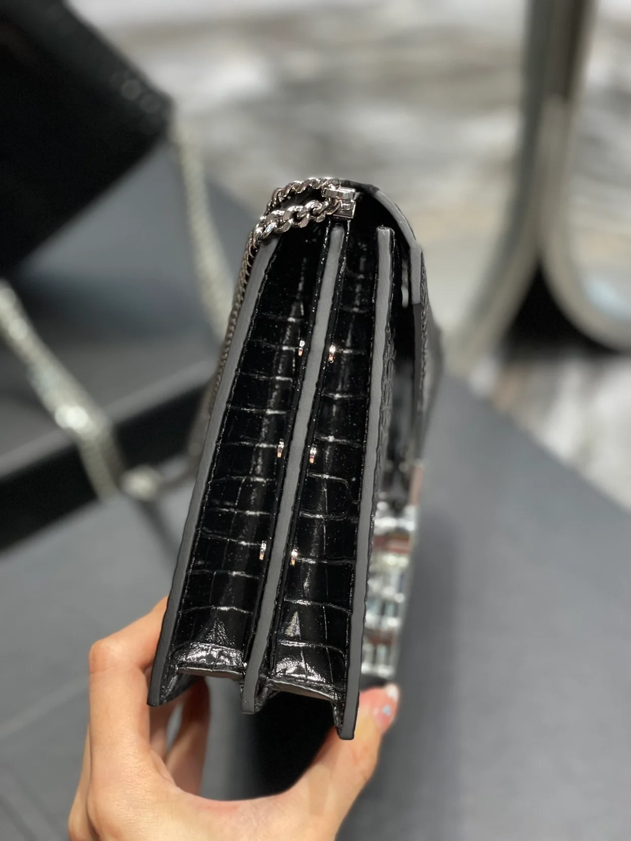 생로랑 크로커다일 카산드라 클래스프 백 블랙 실버