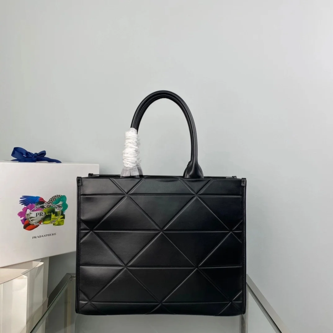 프라다 레더 토트백