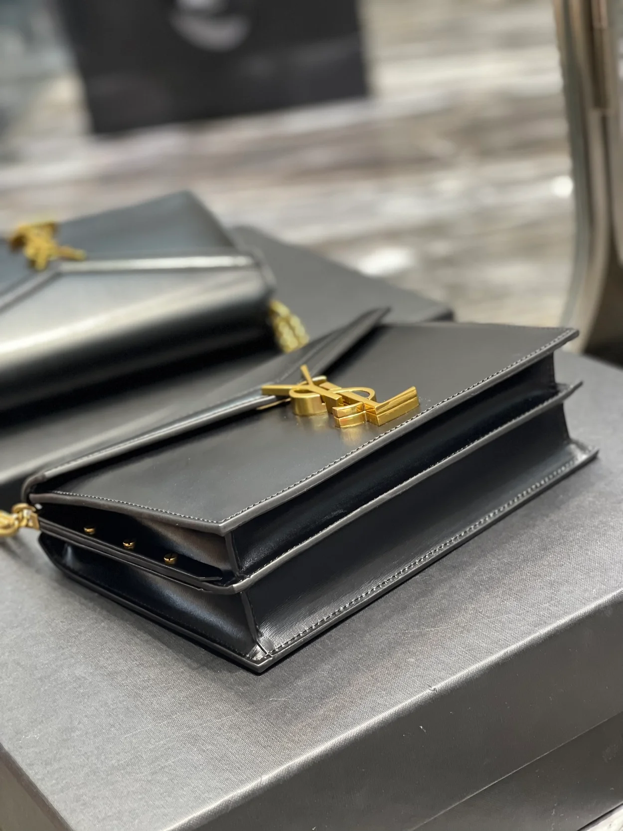 생로랑 그랑 드 뿌드르 카산드라 클래스프 백 블랙