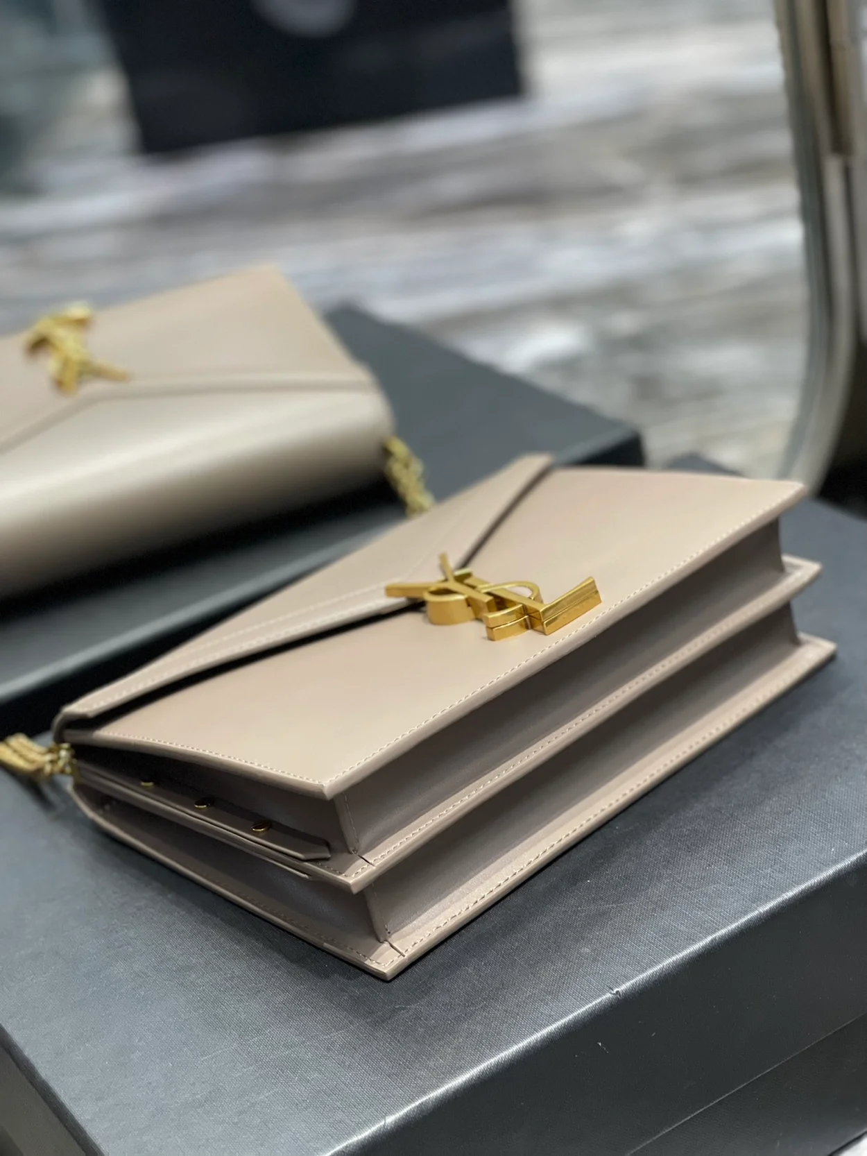 생로랑 그랑 드 뿌드르 카산드라 클래스프 백 베이지