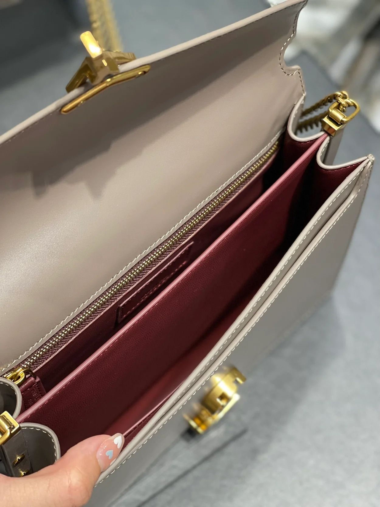 생로랑 그랑 드 뿌드르 카산드라 클래스프 백 베이지