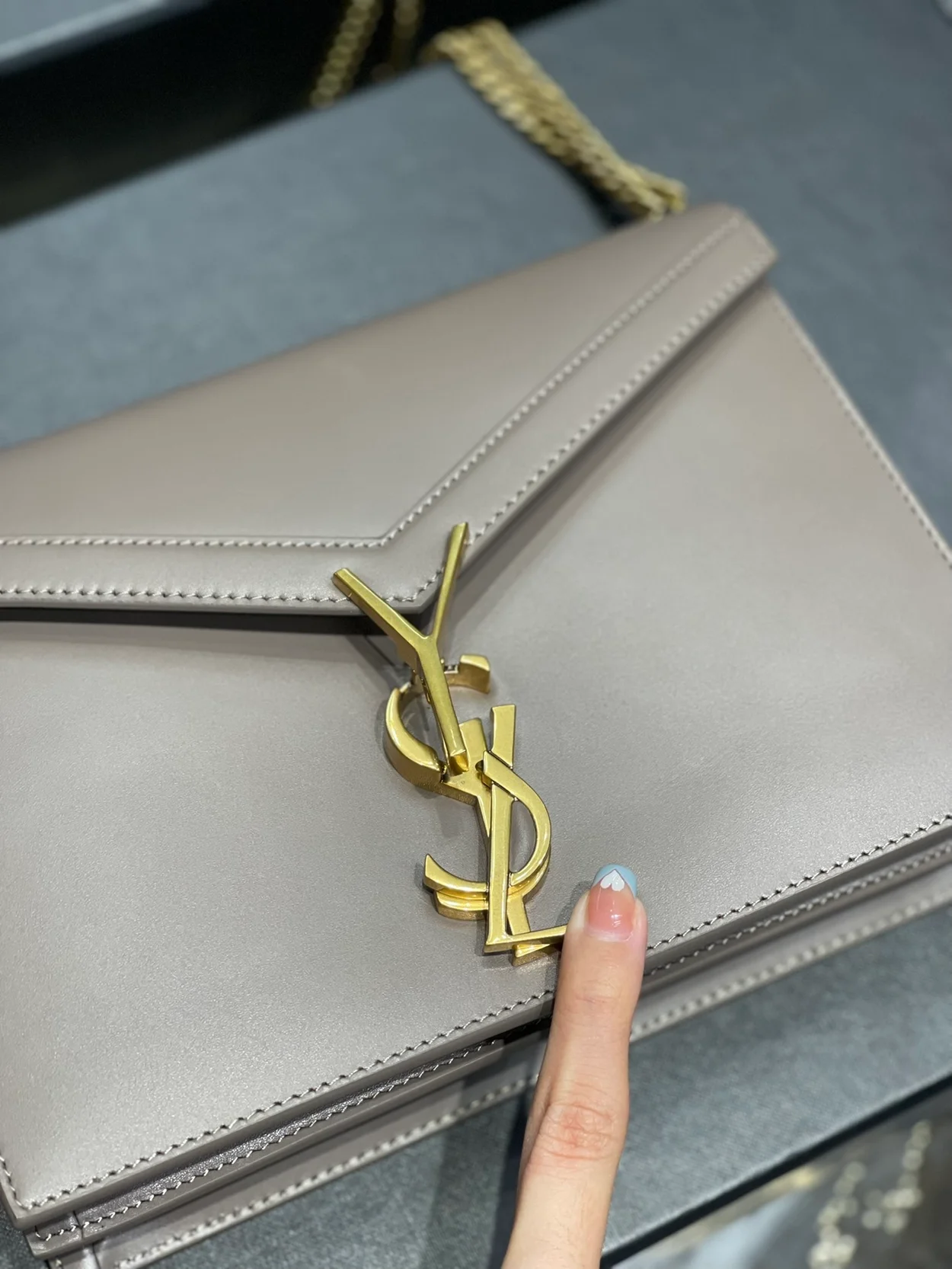 생로랑 그랑 드 뿌드르 카산드라 클래스프 백 베이지