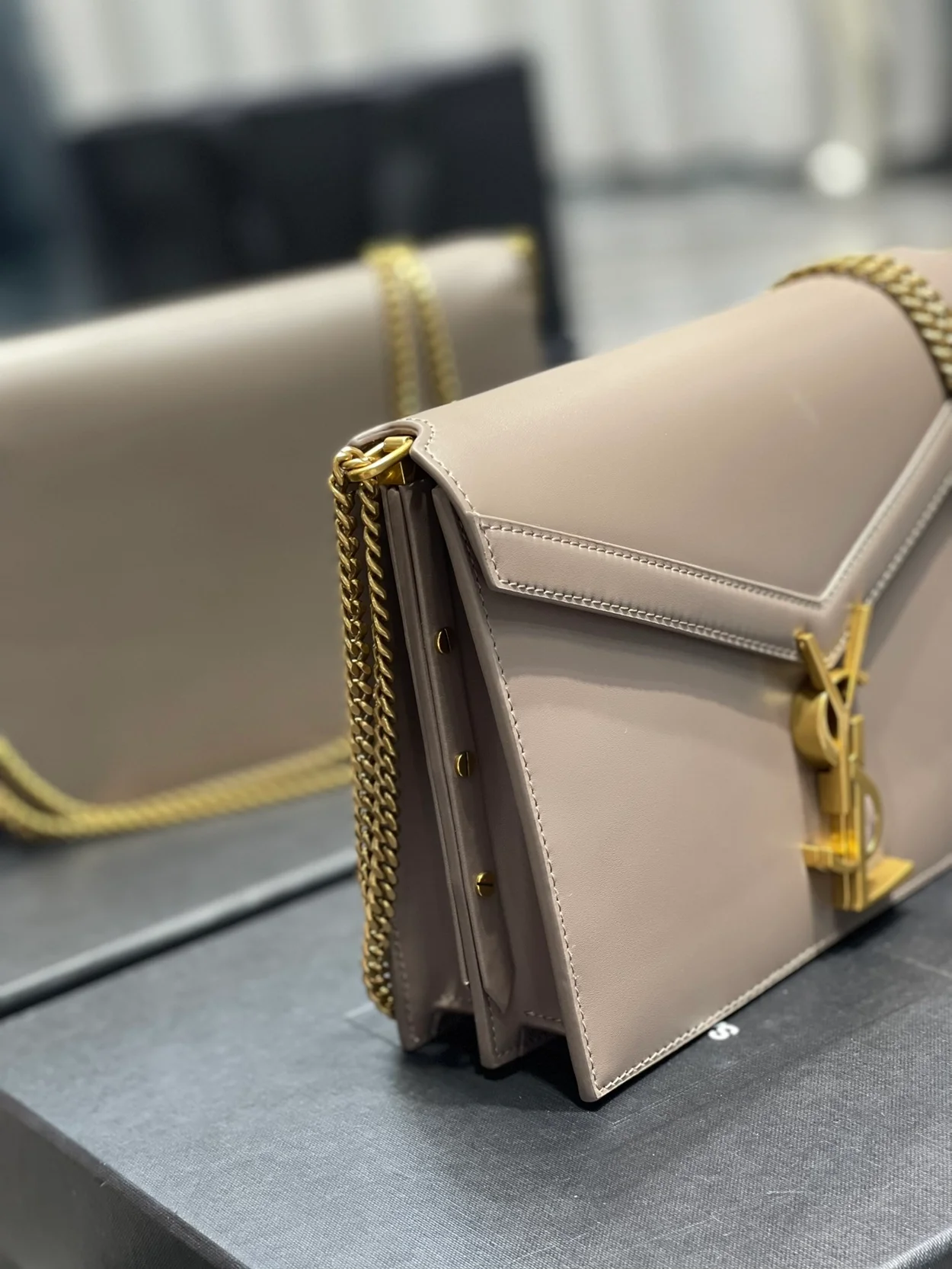 생로랑 그랑 드 뿌드르 카산드라 클래스프 백 베이지