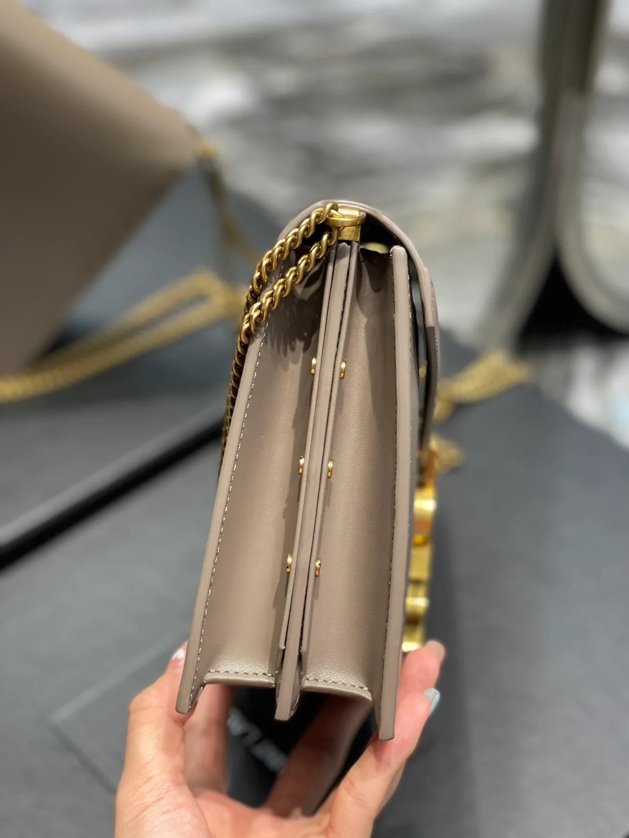 생로랑 그랑 드 뿌드르 카산드라 클래스프 백 베이지