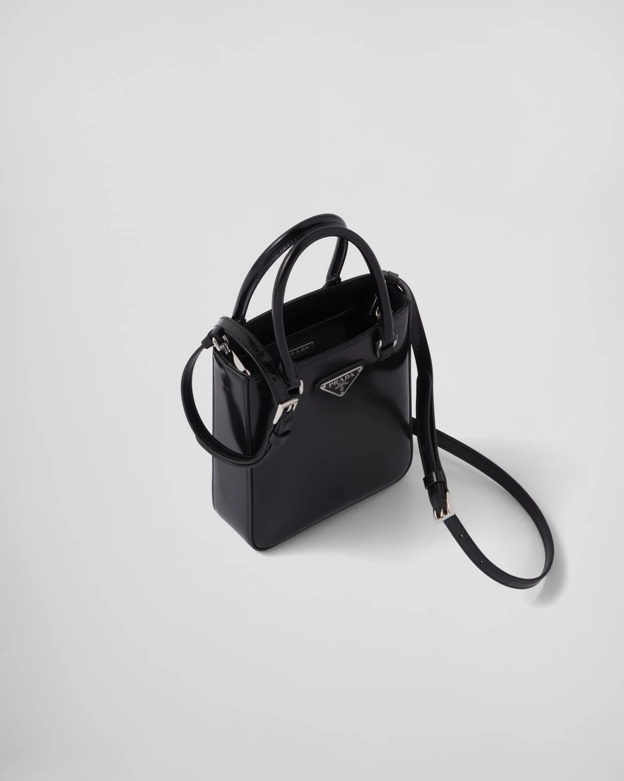 프라다 브러쉬드 가죽 스몰 토트 백 블랙