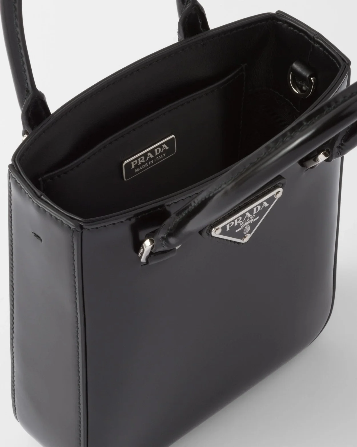 프라다 브러쉬드 가죽 스몰 토트 백 블랙