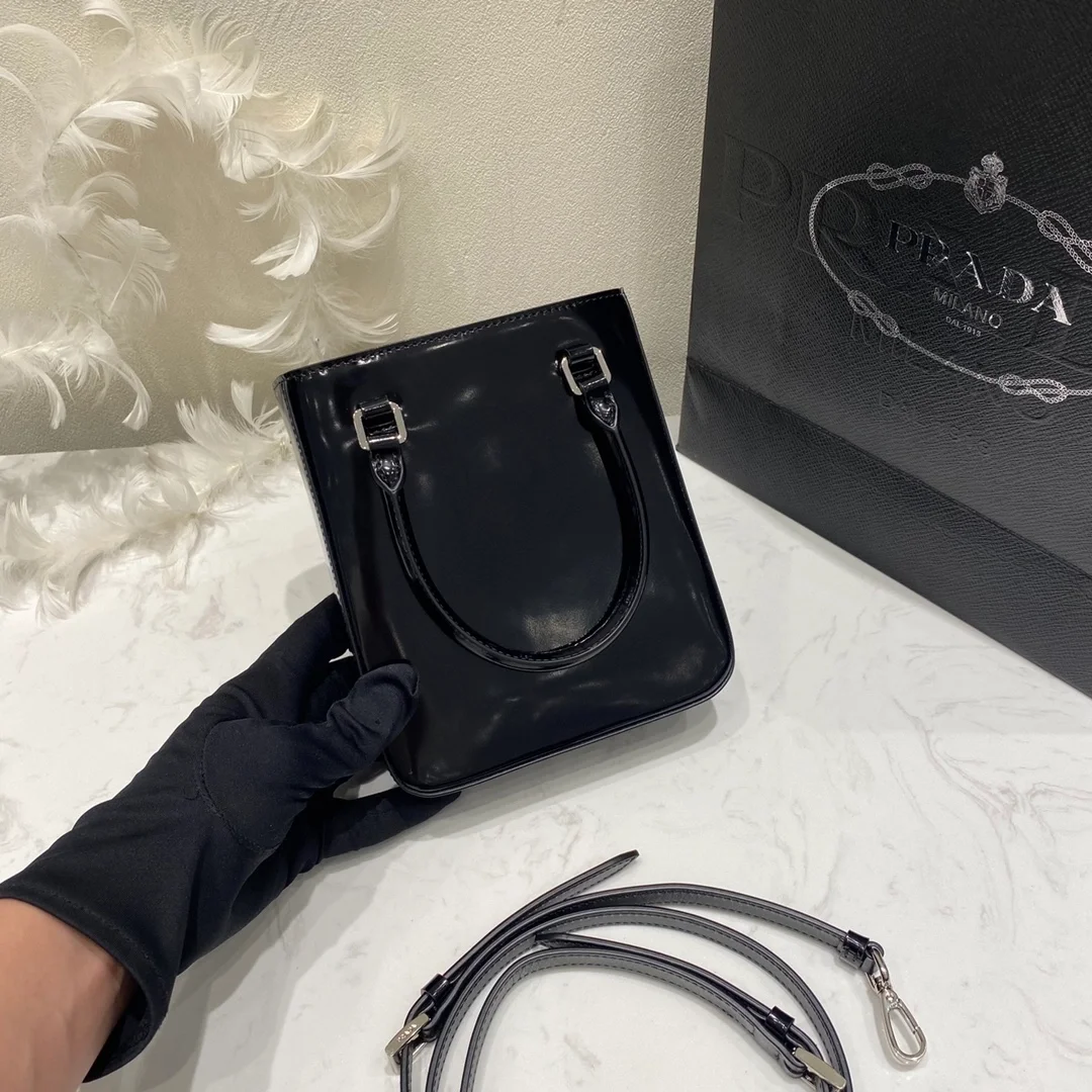 프라다 브러쉬드 가죽 스몰 토트 백 블랙