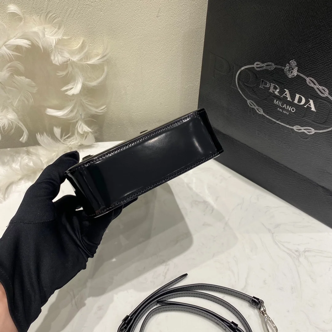 프라다 브러쉬드 가죽 스몰 토트 백 블랙