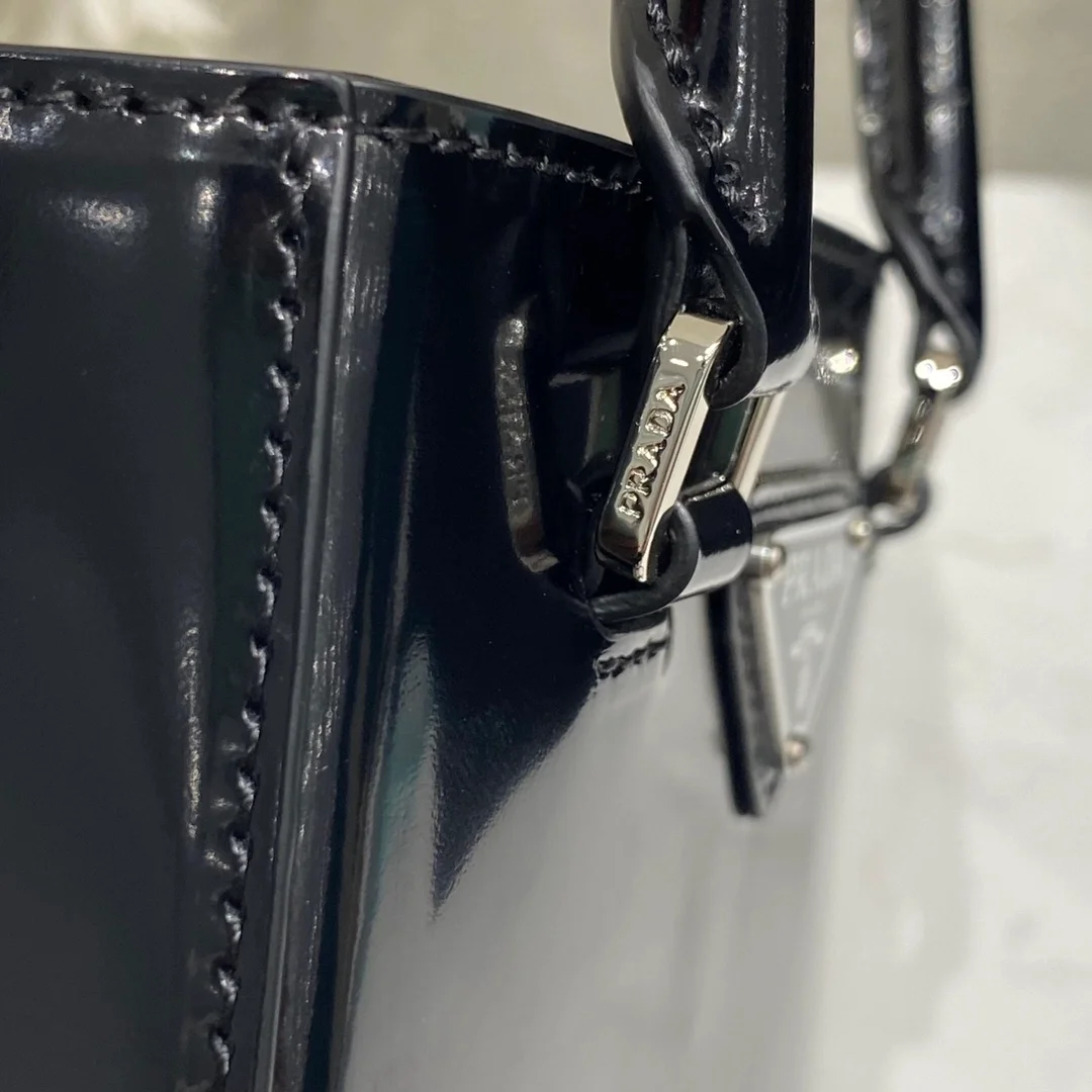 프라다 브러쉬드 가죽 스몰 토트 백 블랙