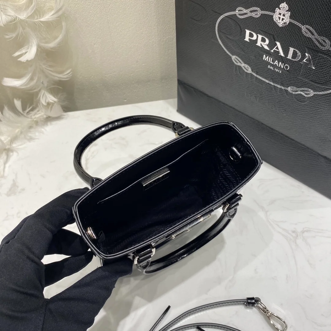 프라다 브러쉬드 가죽 스몰 토트 백 블랙