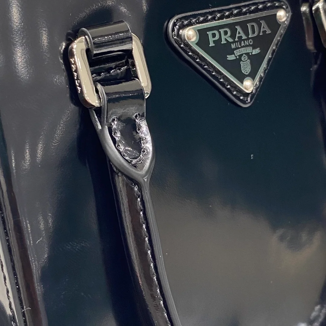 프라다 브러쉬드 가죽 스몰 토트 백 블랙