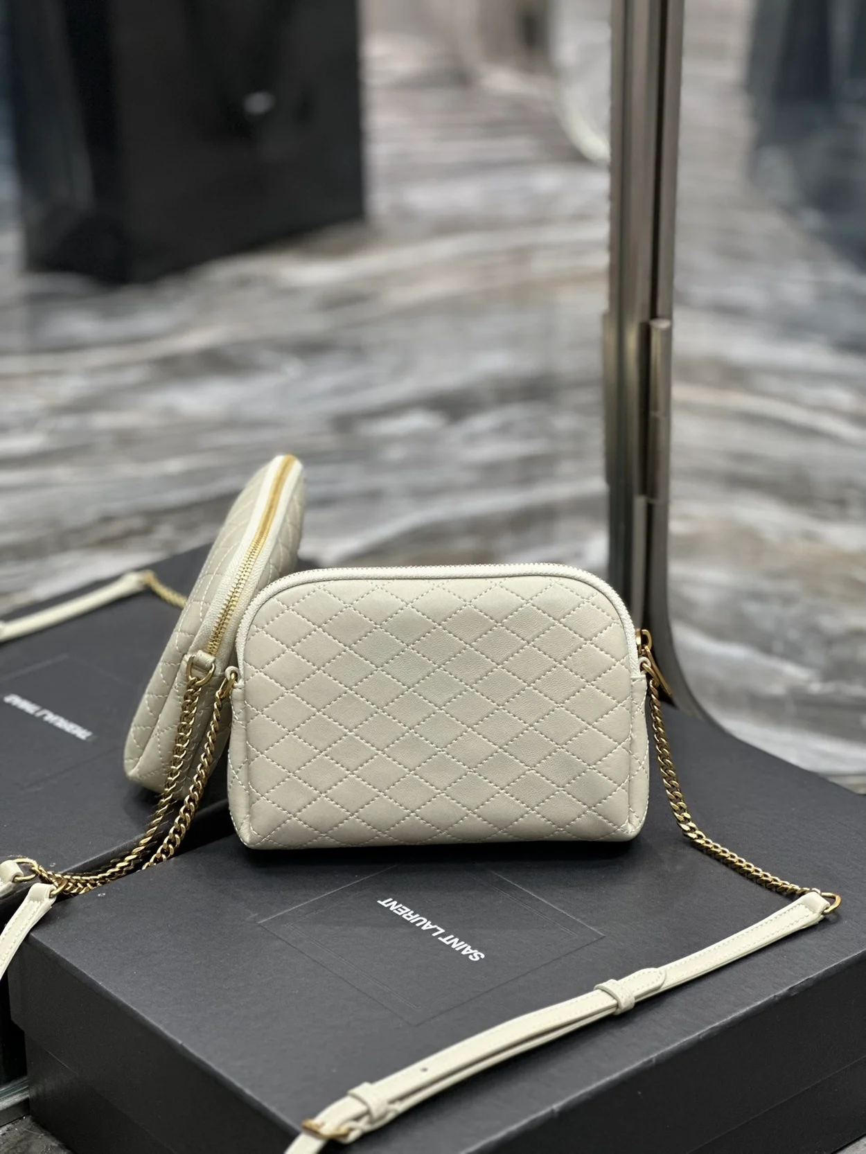 생로랑 퀄티드 GABY 지퍼 파우치 화이트