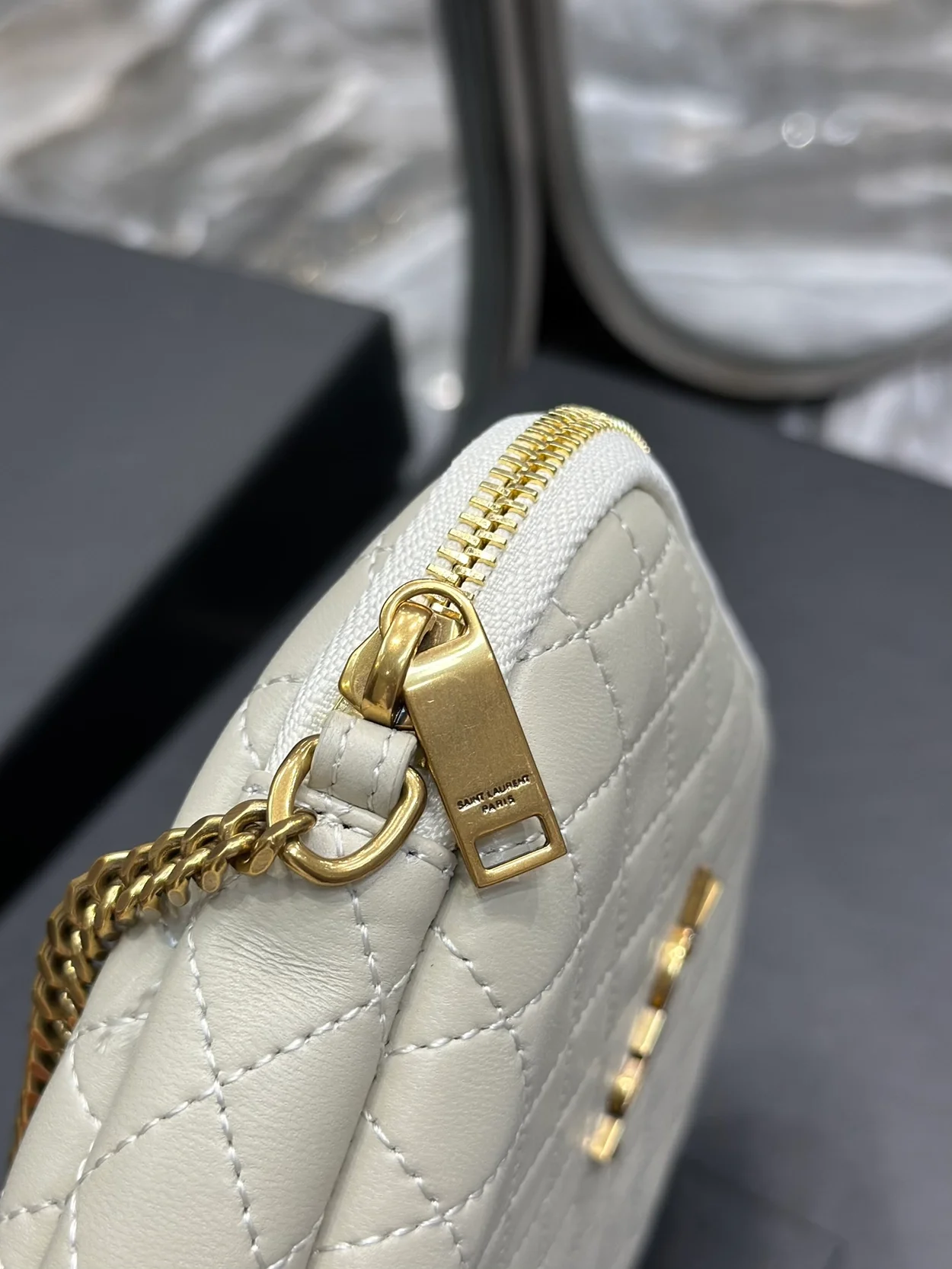 생로랑 퀄티드 GABY 지퍼 파우치 화이트