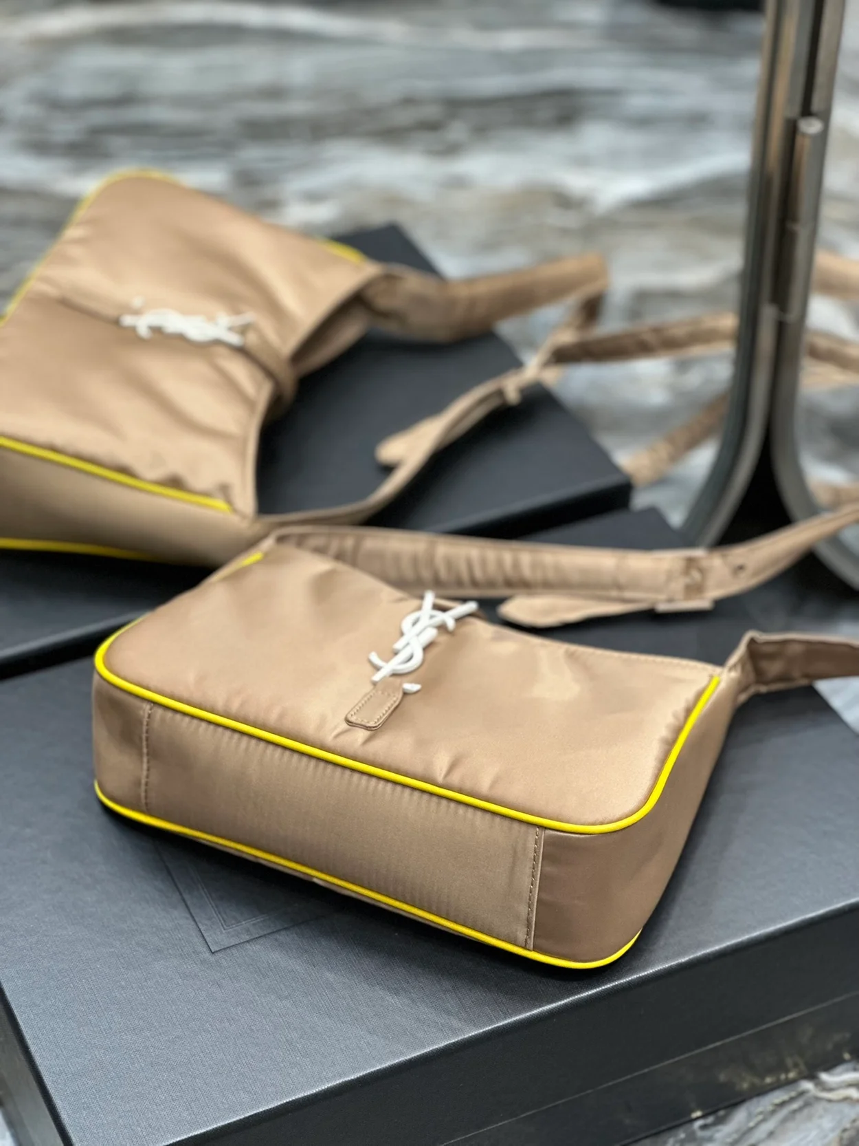 생로랑 LE 5 A 7 에코닐 크로스백 베이지 옐로우